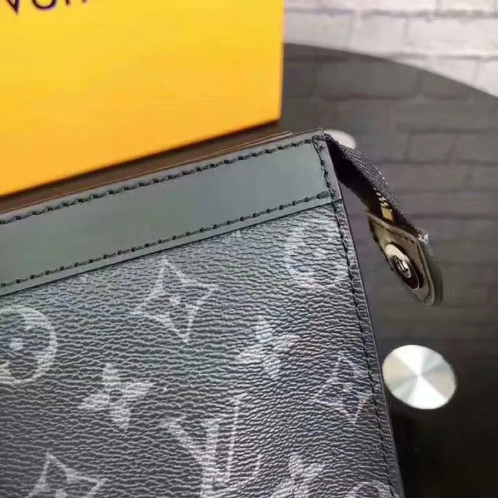 P130LV POCHETTE VOYAGE M61692 41696 Medium Handbag The handbag is made of the new iconic black and gray Monogram Eclipse canvas. This new Pochette Voyage medium handbag with a strong style can easily store personal essentials. Zipper closure - 1 internal patch pocket - 6 internal credit card slots - Specially coated canvas - Microfiber lining - Cowhide leather with Monogram canvas trim. size: 27*6*20-(upgraded version)