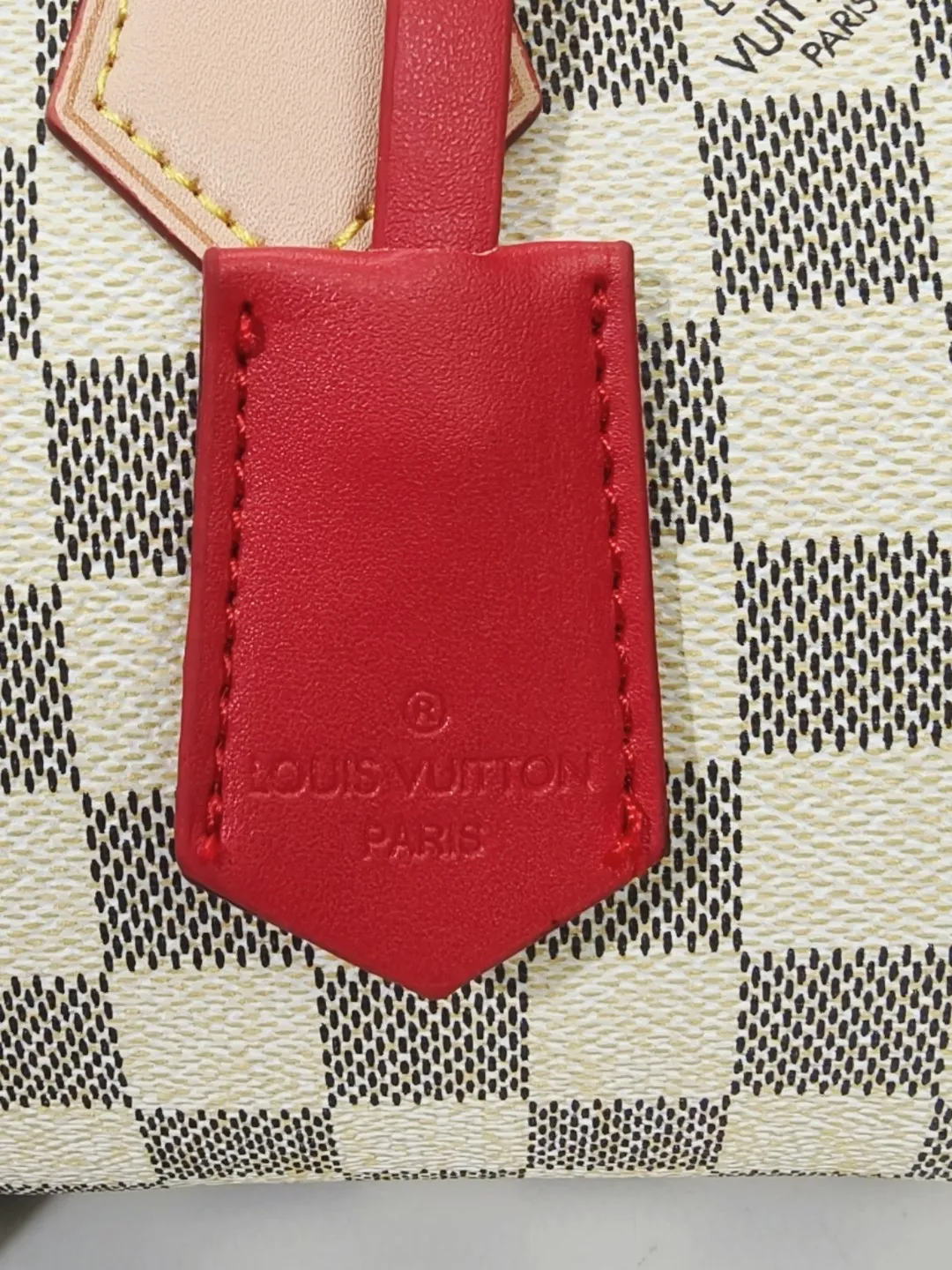 P230💰 M46222.M46234.M45957.M45948Presbyopia This Speedy Bandoulière 20 handbag is made of Monogram canvas, cow leather trim and fabric lining. It continues the classic design of Louis Vuitton Speedy travel bag in a compact size. It is equipped with rolled leather handles and a detachable and adjustable fabric shoulder strap embellished with the brand's logo texture. Detailed features 20.5 x 13.5 x 12 cm (length x height x width)
