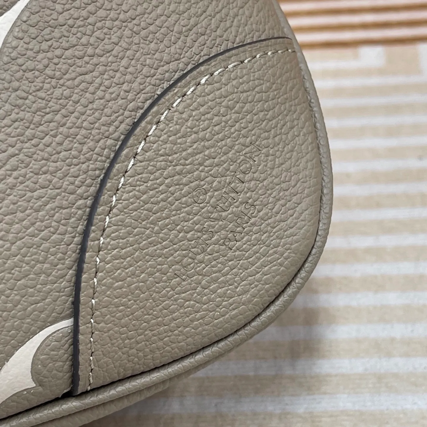 [Upgraded version] P760¥🎭High quality·Semi-steel hardware·Original single-grade·Model M13224 embossed first-layer cowhide BOULOGNE handbag This Boulogne handbag uses Monogram Empreinte leather to reinterpret the classic design and show off its individual style in a variety of carrying methods. An interior slip pocket can easily store your smartphone, and the braided chain is accented with dazzling hardware. Detailed features Dimensions: 29 x 16x9.5 cm (Length x Height