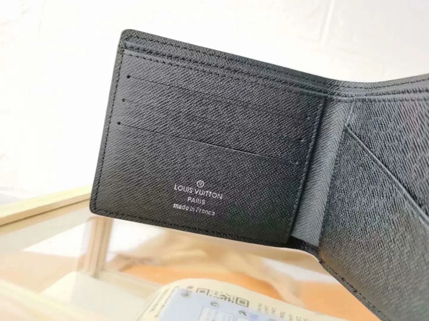 P110 top original version [actual shot with home background] model number M67249 (60895) starry sky wallet clip, suit clip Louis Vuitton has set its sights on the bright and boundless vastness of space and redesigned the Pochette Voyage wallet clip in the 2019 spring and summer pre-show series! The classic Monogram pattern complements the dazzling stars and the dying sun. 11x9x2cm.