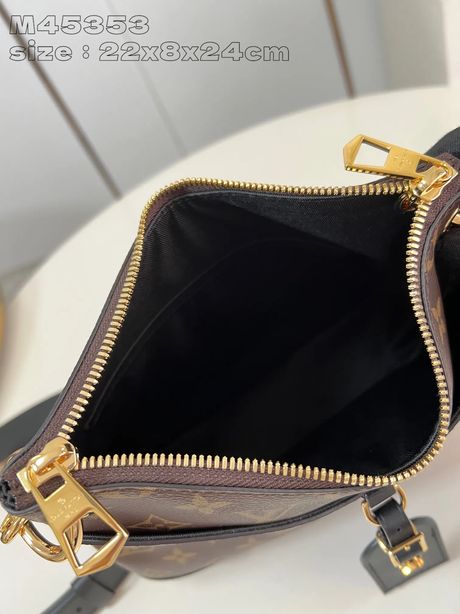 💰800 Top Original Order [Exclusive Real Shot M45353 Black] Louis Vuitton launches the new Odeon small handbag in the autumn and winter of 2020, integrating elegant style and practical function. Monogram canvas is complemented by a zipper design to create ample interior space, and the leather nameplate and reinforced leather corners continue the brand heritage. Adjustable leather strap allows for comfortable shoulder or cross-body wear. 22 x 8 x 24 cm (height x width x length)