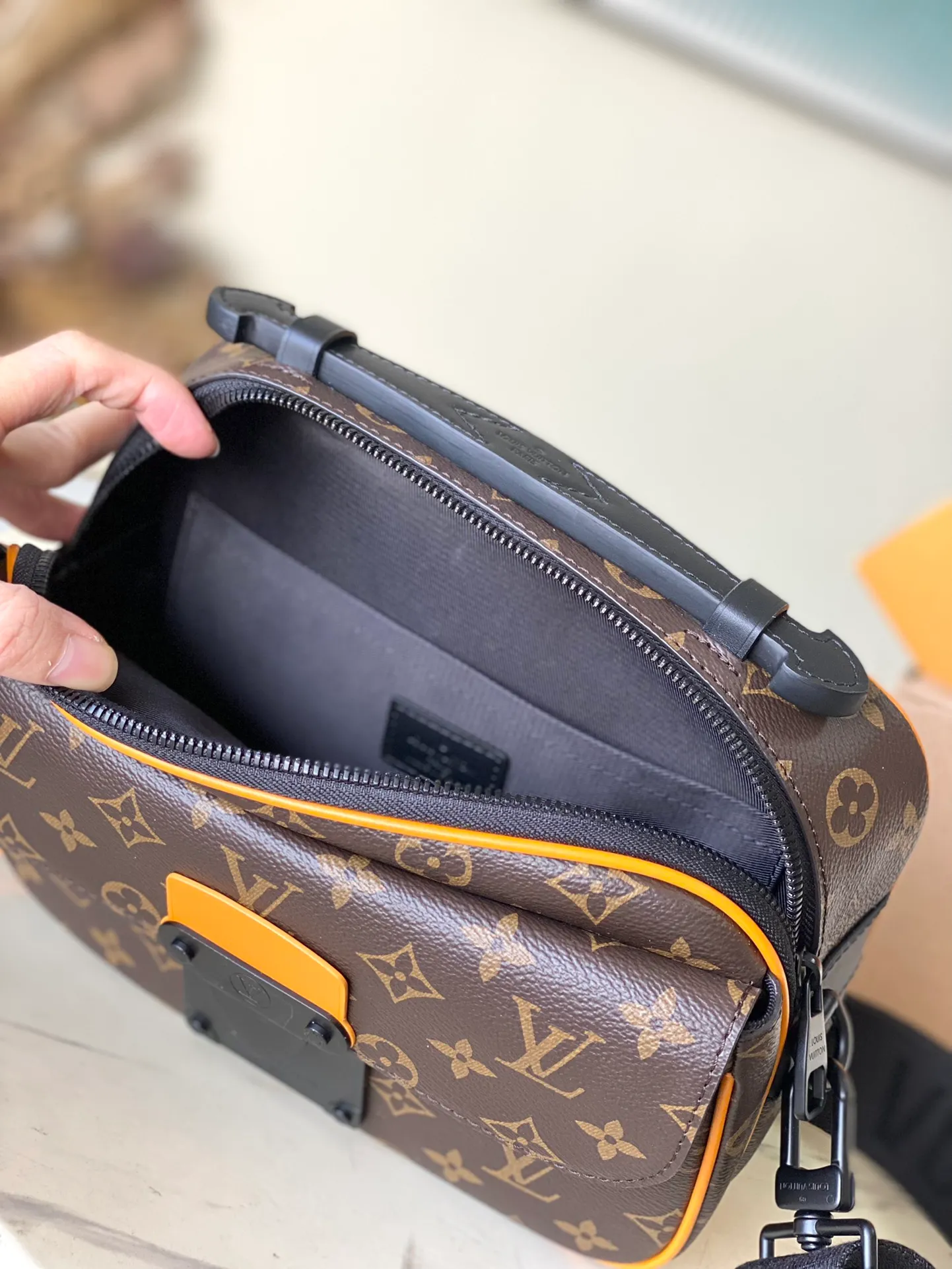 💰960 Top original order M46688 supports counter inspection. The photo taken of duty-free goods is consistent with the product and has not been unpacked. This product is an exclusive duty-free product in the market and is the highest-end product. Inspection is supported. This product has passed strict inspection and is flawless. Please wear gloves when touching the product. This product is not returnable or exchangeable. Please confirm the product first and then remove the label on the handle. This product is temporarily not open to the public, only regular customers, and is in short supply. Dimensions: 22 x 18 x 8 cm