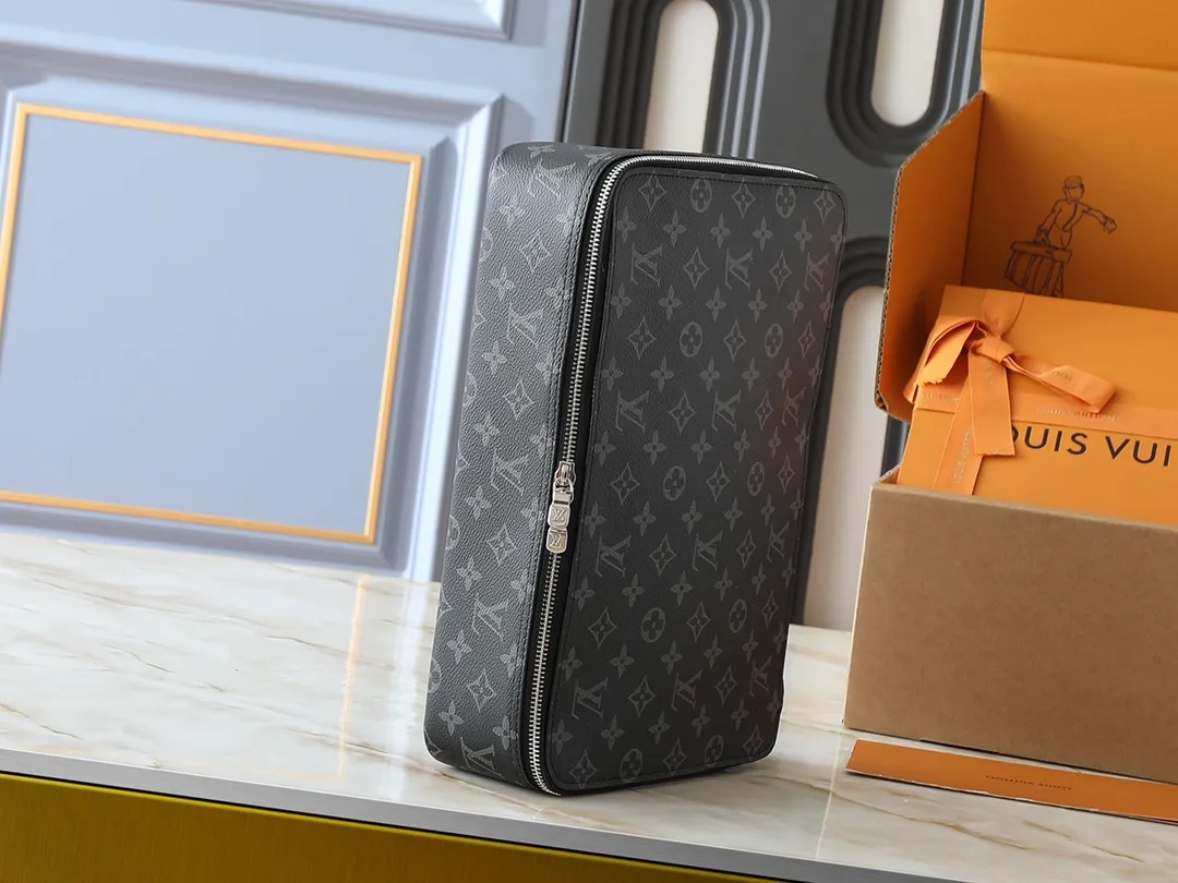 💰Large 130. Medium 120. Small 220💰Upgraded original M43690 M43689 M43688 old flower, black flower, black grid, jewelry box meets modern style travel jewelry box. Presbyopia storage box cosmetic bag box jewelry box, elegant red microfiber lining, this exquisite and elegant Monogram treasure can safely store earrings, necklaces, bracelets and rings. The size is large 34.0×22.0×8.5, medium 22.4x14x8.5, small 17x9.5x8.5 cm.
