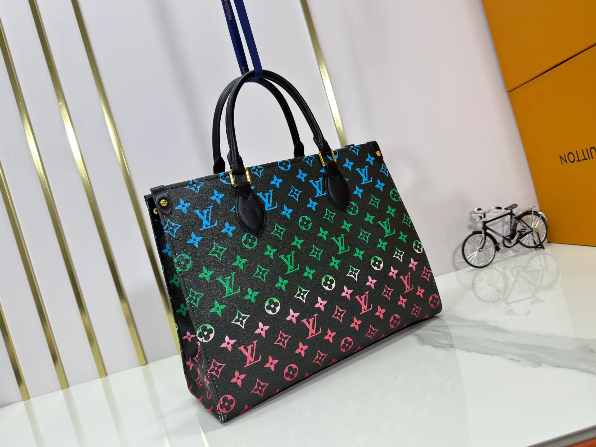 P260 Upgraded Original 🔥New 🔥M45039 M45321 M44571 This Onthego medium handbag uses classic Monogram canvas and Monogram Reverse canvas on both sides to present different styles at will. Toron's dual handles and shoulder strap allow for a variety of carrying options. Dimensions: 34.0 x 26.0 x 13.0 cm (length x height x width)