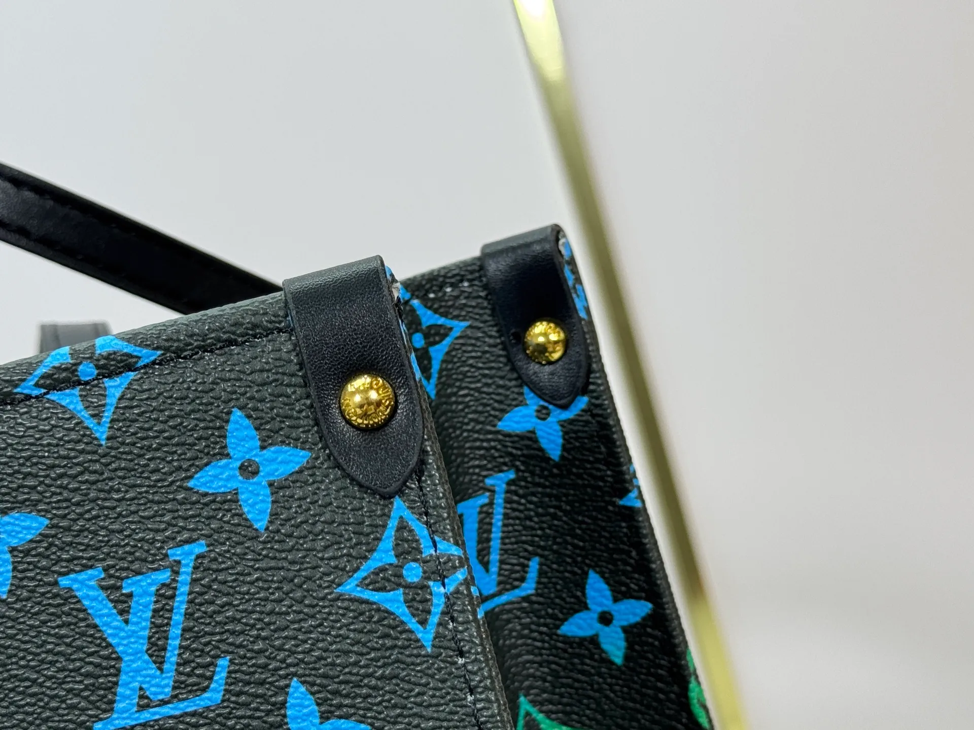 P260 Upgraded Original 🔥New 🔥M45039 M45321 M44571 This Onthego medium handbag uses classic Monogram canvas and Monogram Reverse canvas on both sides to present different styles at will. Toron's dual handles and shoulder strap allow for a variety of carrying options. Dimensions: 34.0 x 26.0 x 13.0 cm (length x height x width)