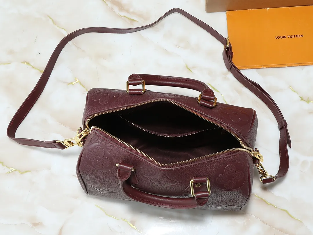 💰260💰Upgraded from the original M46736 M59273 M58947 M21464 M59609, the Speedy Bandoulière 25 handbag makes an eye-catching reappearance in the 2021 autumn Wild at Heart capsule series. It is embossed with oversized LV letters in Monogram Empreinte leather, and the detachable shoulder strap adds a crossbody option. Dimensions: 25.0 x 19.0 x 15.0 cm (L x H x W).