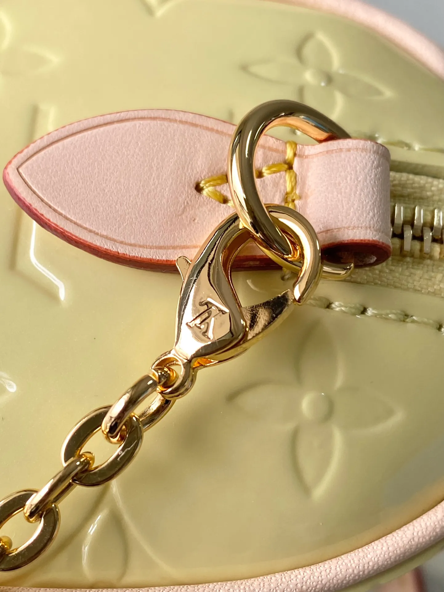 💰1020 (top layer leather) top original order M83000 yellow. This Nano Speedy handbag is made of Monogram Vernis pastel patent leather. It is a mini version of the brand's most famous travel bag. The bright patent leather is embossed with the Monogram pattern and features a natural leather top handle. The detachable gold chain strap is embellished with a charm and is the perfect size for mobile phones and small wallets. Dimensions: 16 x 10 x 7.5 cm (length x height x width)