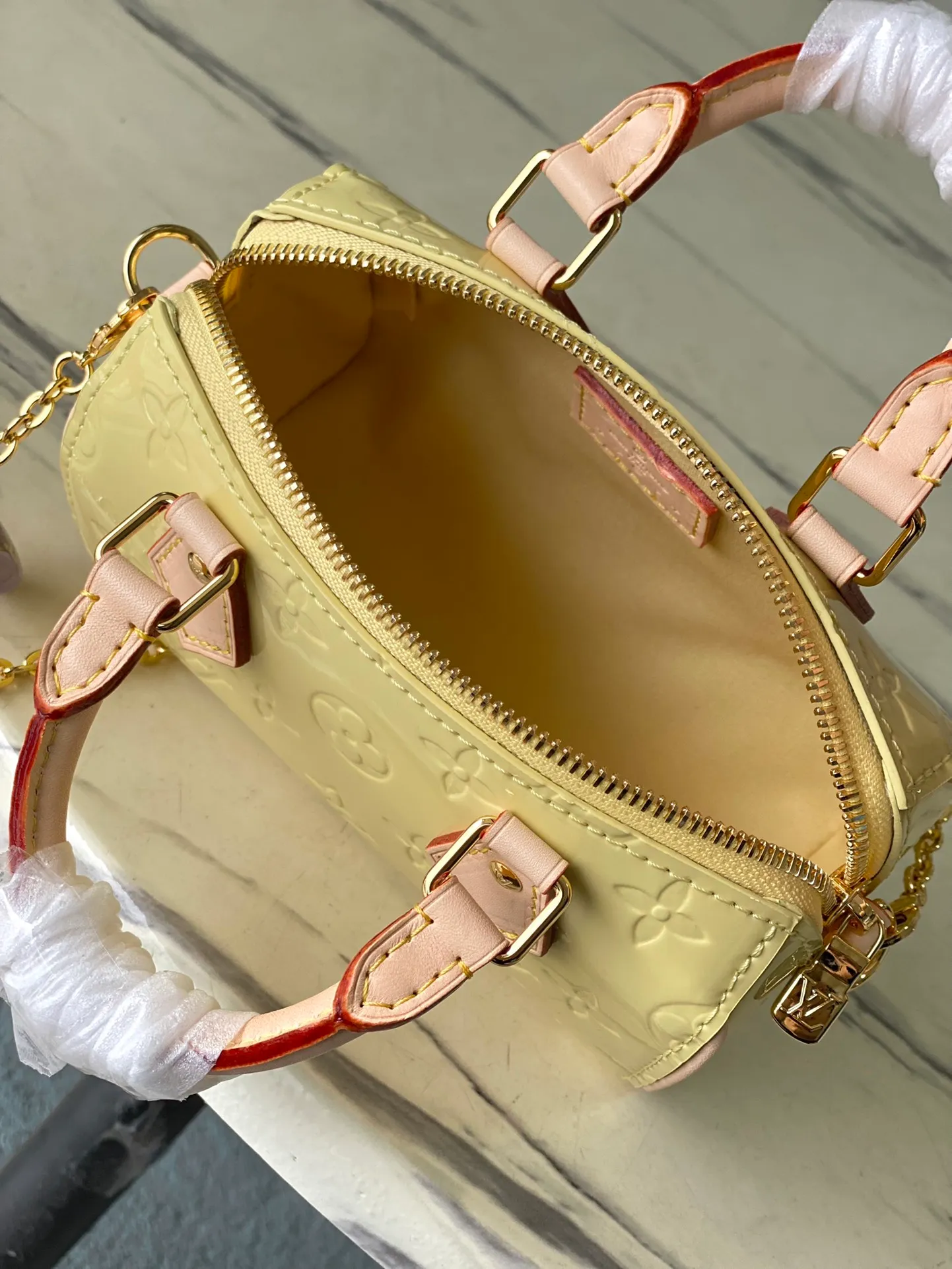 💰1020 (top layer leather) top original order M83000 yellow. This Nano Speedy handbag is made of Monogram Vernis pastel patent leather. It is a mini version of the brand's most famous travel bag. The bright patent leather is embossed with the Monogram pattern and features a natural leather top handle. The detachable gold chain strap is embellished with a charm and is the perfect size for mobile phones and small wallets. Dimensions: 16 x 10 x 7.5 cm (length x height x width)