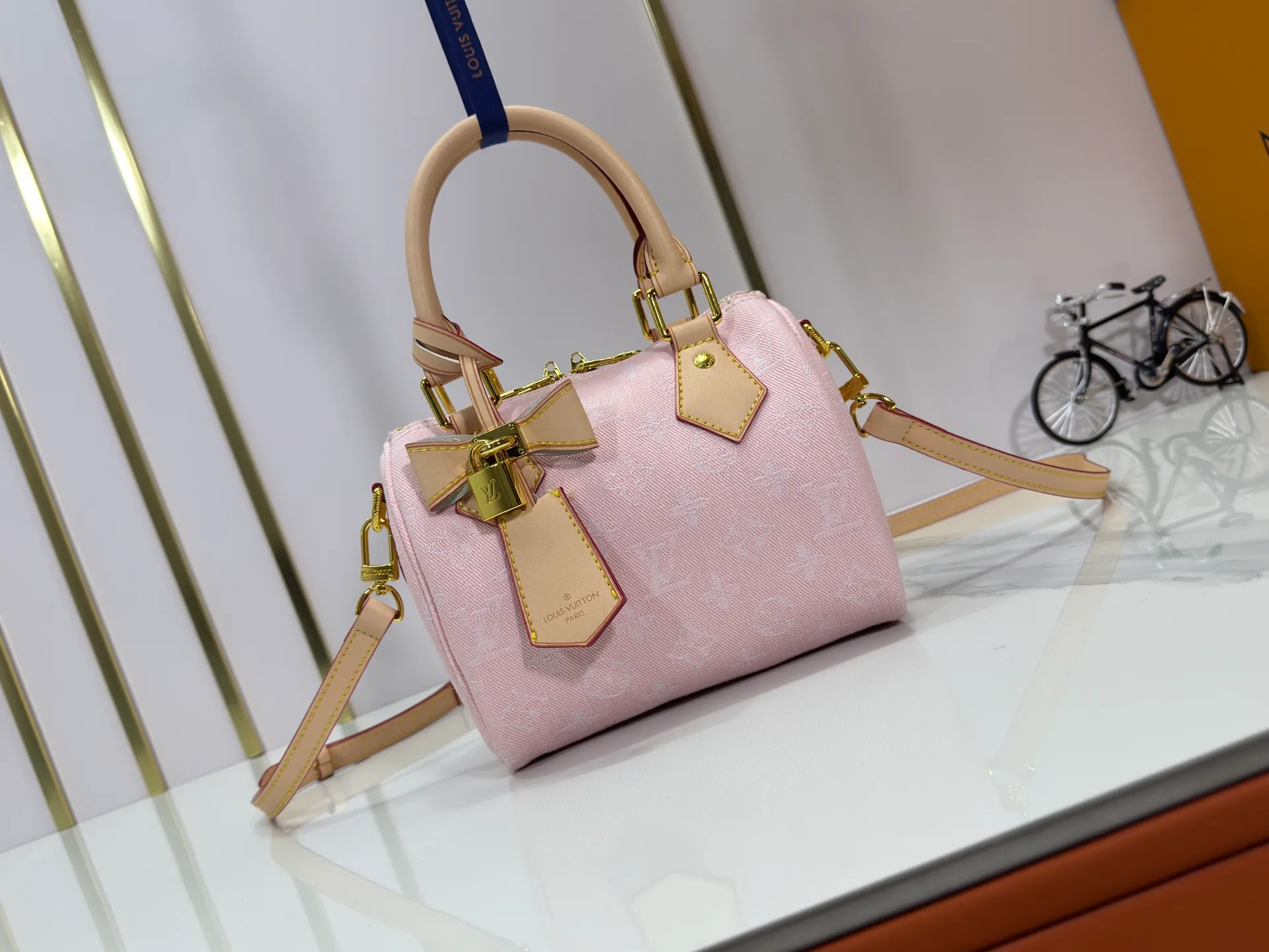P280 M46234 M81878 Upgraded from the original version, Iv's new Murakami Takashi's new collaboration series speedy nano pink pillow bag ~ with long strap (a single item sought after by many celebrities). Original white fabric with discolored cowhide, top hardware. Original quality. Super high return rate. Size: 20.5x13.5x12