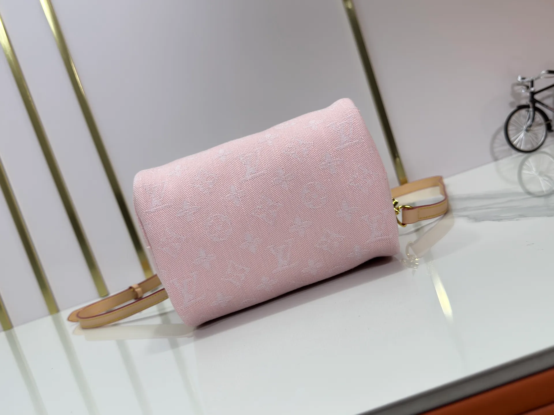 P280 M46234 M81878 Upgraded from the original version, Iv's new Murakami Takashi's new collaboration series speedy nano pink pillow bag ~ with long strap (a single item sought after by many celebrities). Original white fabric with discolored cowhide, top hardware. Original quality. Super high return rate. Size: 20.5x13.5x12