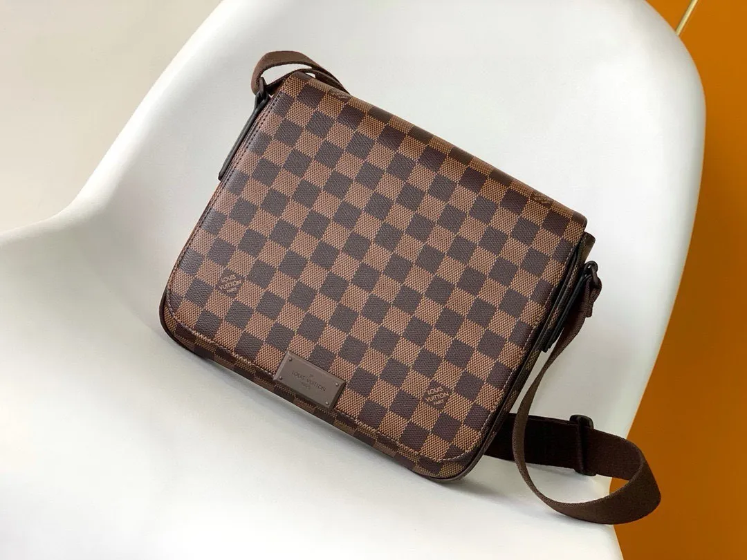 💰740 Top quality original M41213 black check brown check DISTRICT small district small handbag, small, exquisite, classic shape and Damier Graphite canvas material, men's PVC large bag black checkered hijab flip bag shoulder bag casual bag practical elegant handbag, ideal companion for daily life Size 27/23/8cm