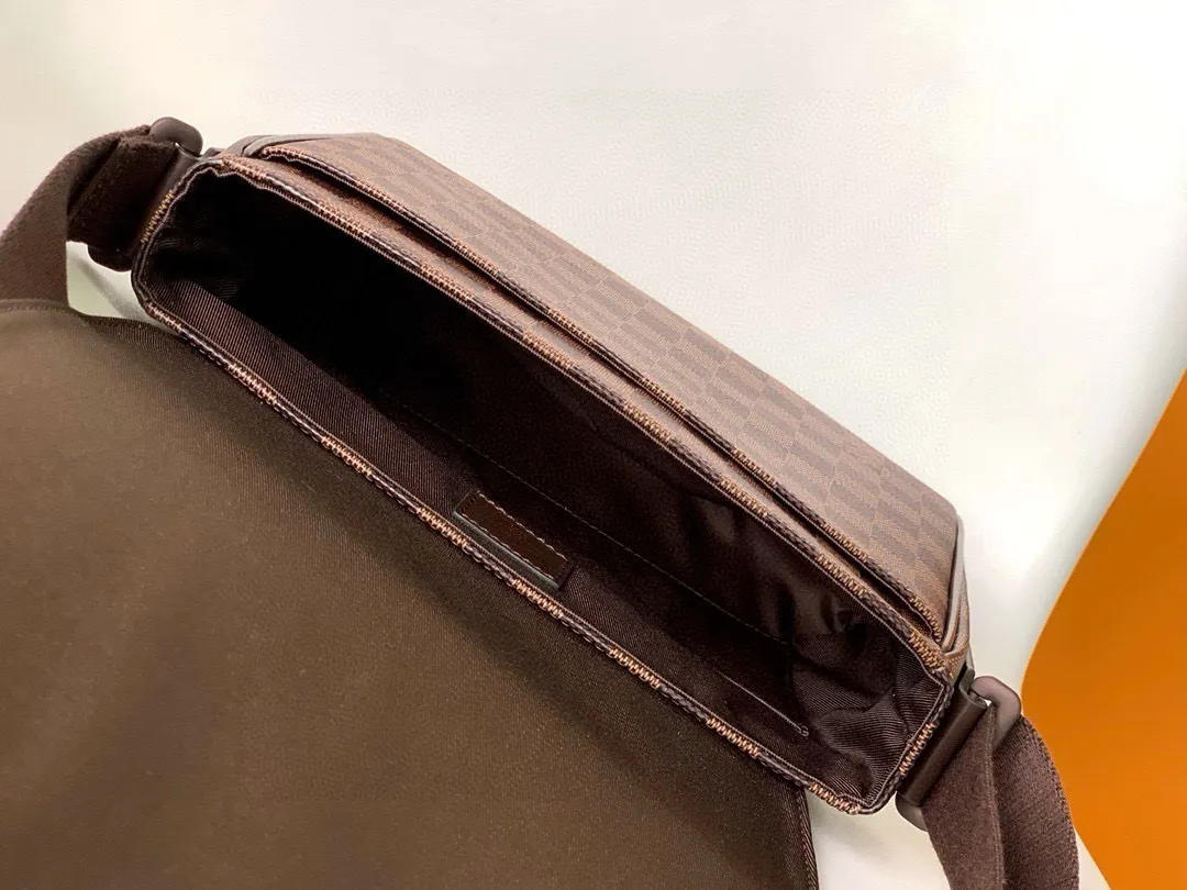 💰740 Top quality original M41213 black check brown check DISTRICT small district small handbag, small, exquisite, classic shape and Damier Graphite canvas material, men's PVC large bag black checkered hijab flip bag shoulder bag casual bag practical elegant handbag, ideal companion for daily life Size 27/23/8cm