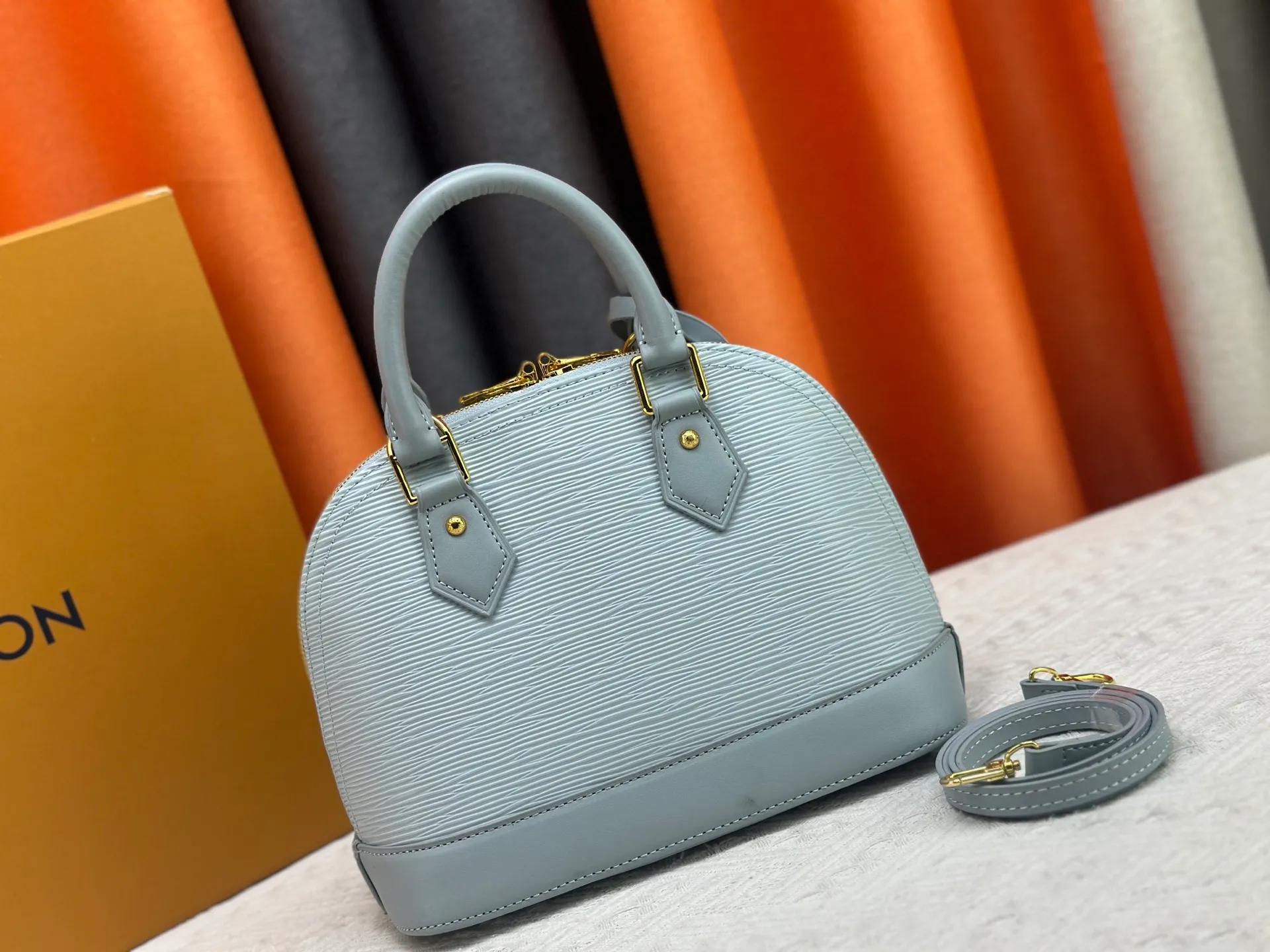 p300 Upgraded original M13670 M14197 M53152 This Alma BB handbag is made of Epi leather and appears in the Louis Vuitton x Murakami reissue series. The smart LV letters on the front reflect the Japanese artist's "ultra-flat" aesthetic, which contrasts with the removable distinctive panda decoration. Top handles, a removable shoulder strap and a dazzling padlock complete the Art Deco design. Dimensions: 23.5 x 17.5 x 11.5 cm (length x height x width)
