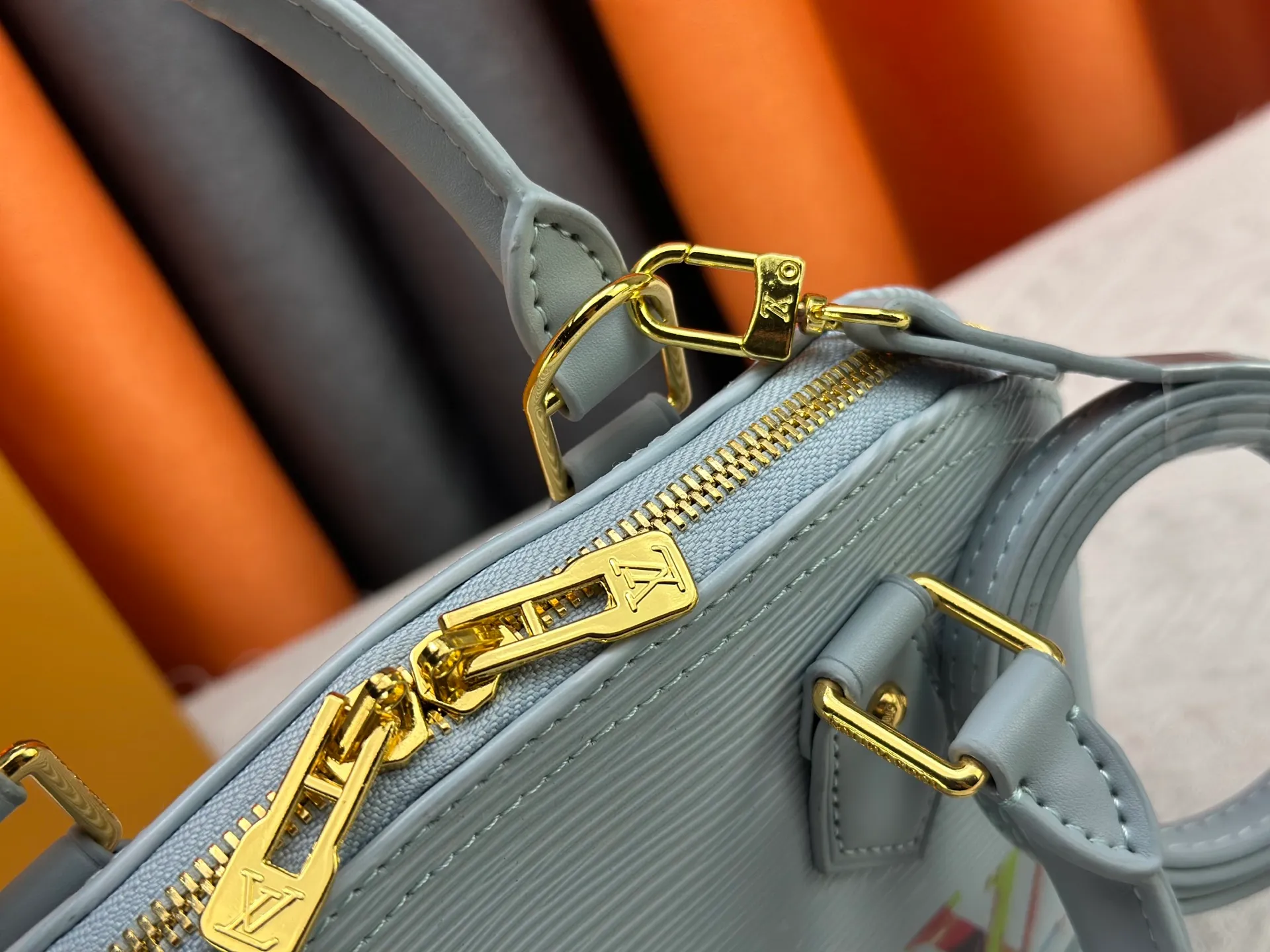 p300 Upgraded original M13670 M14197 M53152 This Alma BB handbag is made of Epi leather and appears in the Louis Vuitton x Murakami reissue series. The smart LV letters on the front reflect the Japanese artist's "ultra-flat" aesthetic, which contrasts with the removable distinctive panda decoration. Top handles, a removable shoulder strap and a dazzling padlock complete the Art Deco design. Dimensions: 23.5 x 17.5 x 11.5 cm (length x height x width)