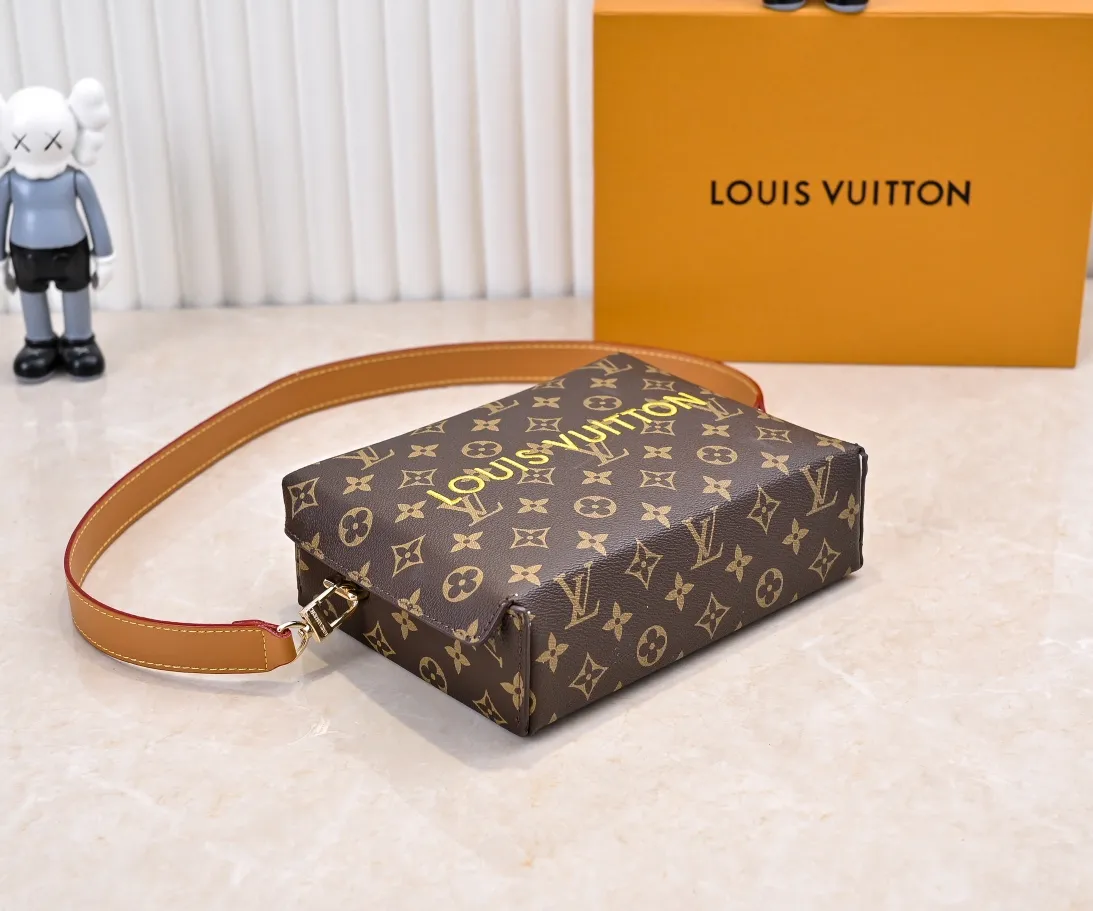 Batch 280💰Upgraded original M24455 This Shopper medium handbag draws inspiration from Louis Vuitton shopping bags, with the words Louis Vuitton and Maison Fondée En 1854 written on soft cow leather. It is equipped with a top handle and a detachable shoulder strap. Dimensions: 23.0x16.5x7.0 cm (length x height x width)