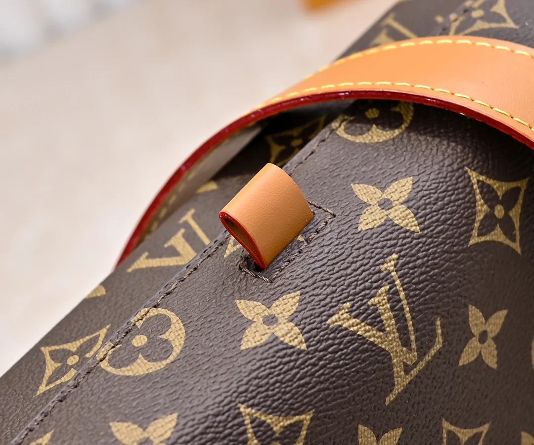 Batch 280💰Upgraded original M24455 This Shopper medium handbag draws inspiration from Louis Vuitton shopping bags, with the words Louis Vuitton and Maison Fondée En 1854 written on soft cow leather. It is equipped with a top handle and a detachable shoulder strap. Dimensions: 23.0x16.5x7.0 cm (length x height x width)
