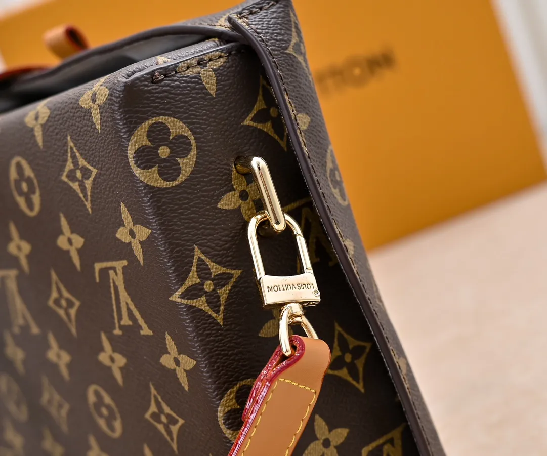 Batch 280💰Upgraded original M24455 This Shopper medium handbag draws inspiration from Louis Vuitton shopping bags, with the words Louis Vuitton and Maison Fondée En 1854 written on soft cow leather. It is equipped with a top handle and a detachable shoulder strap. Dimensions: 23.0x16.5x7.0 cm (length x height x width)