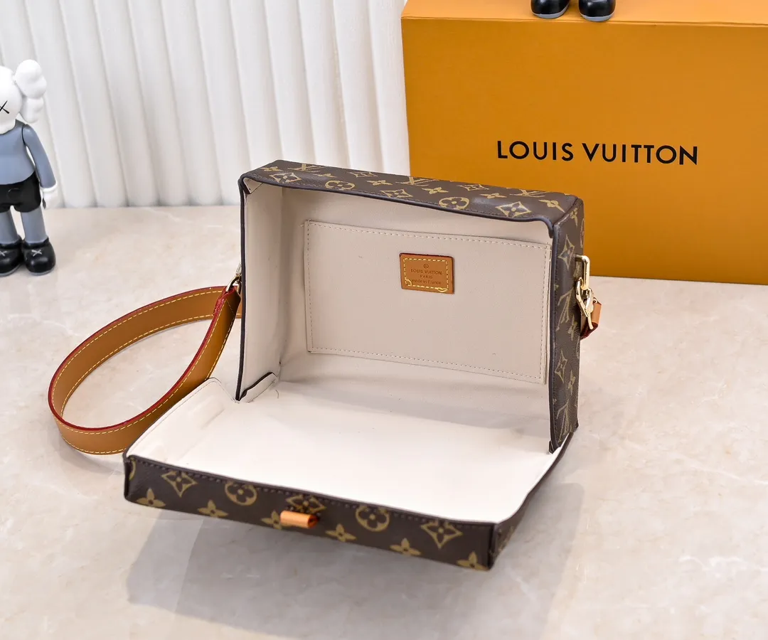 Batch 280💰Upgraded original M24455 This Shopper medium handbag draws inspiration from Louis Vuitton shopping bags, with the words Louis Vuitton and Maison Fondée En 1854 written on soft cow leather. It is equipped with a top handle and a detachable shoulder strap. Dimensions: 23.0x16.5x7.0 cm (length x height x width)