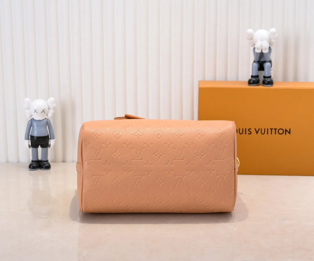 Batch 300💰Upgraded from the original M47186 M11323 M40391 This Speedy Soft 30 handbag renews the classic design of the Speedy handbag, using Monogram Empreinte leather and suede cowhide lining to create a light and soft structure. Whether carried by hand, cross-body or shoulder, you can create a trendy look. Dimensions: 30x21x17 cm