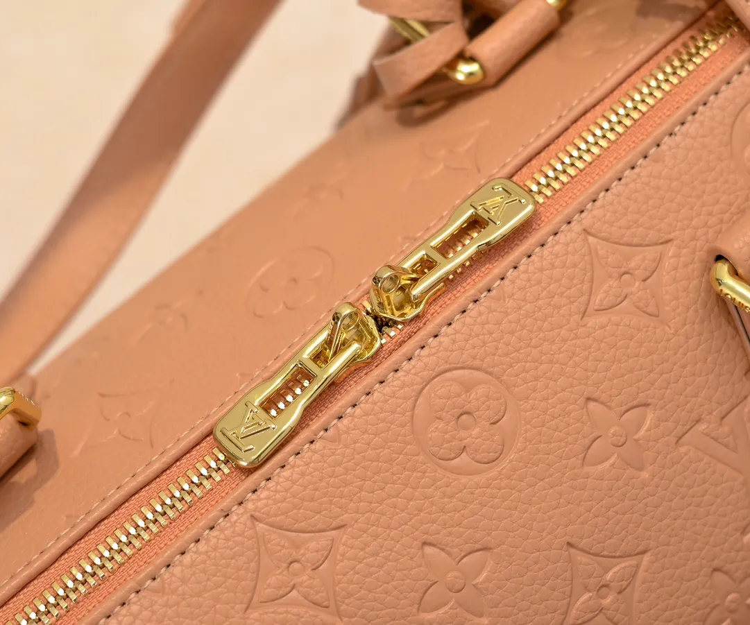 Batch 300💰Upgraded from the original M47186 M11323 M40391 This Speedy Soft 30 handbag renews the classic design of the Speedy handbag, using Monogram Empreinte leather and suede cowhide lining to create a light and soft structure. Whether carried by hand, cross-body or shoulder, you can create a trendy look. Dimensions: 30x21x17 cm