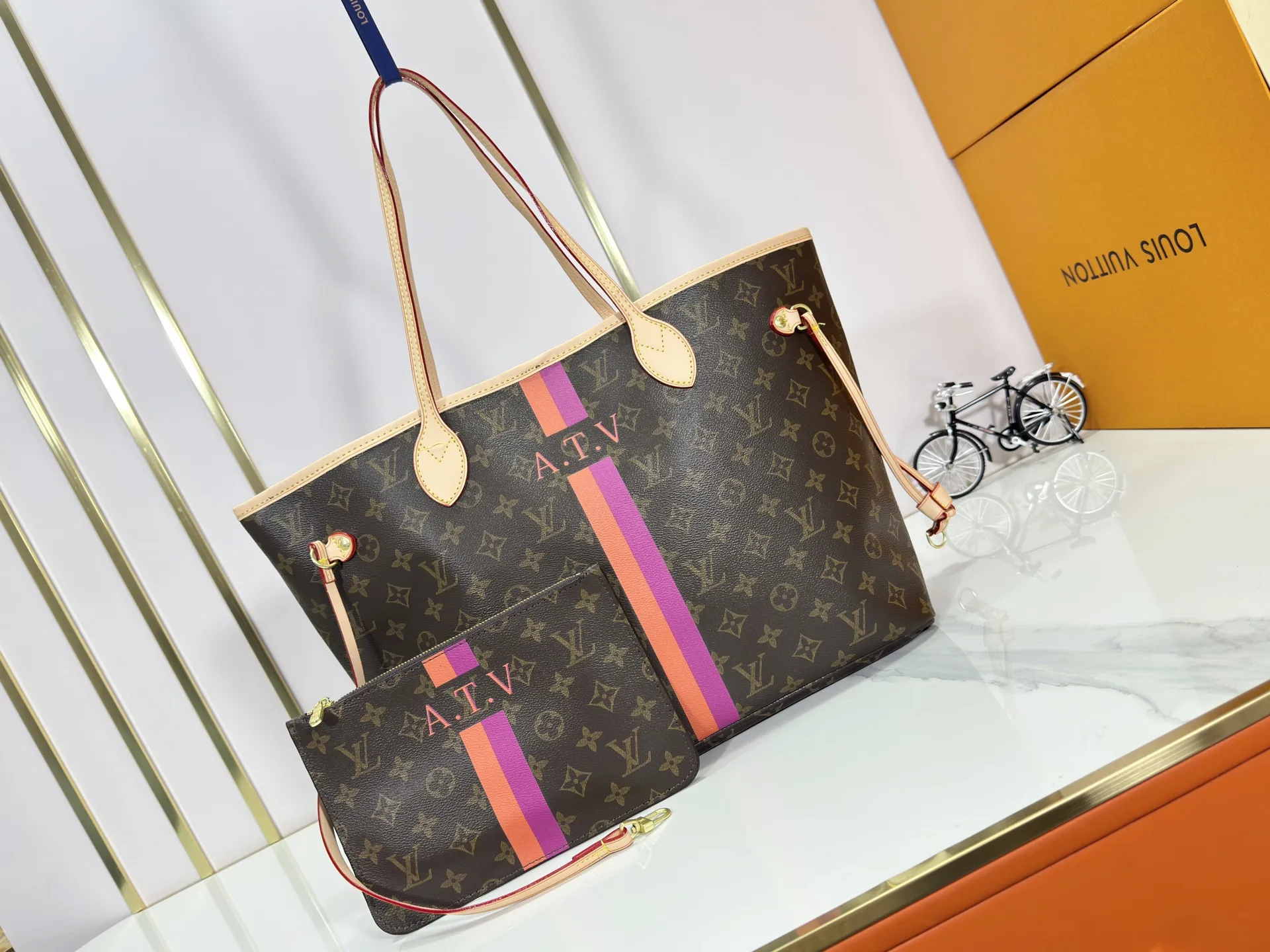 P240 Upgraded original M13758 M14210 M45686 M46649 M58907 M13675 M40995 This Neverfull medium handbag uses embossing and printing processes to depict the Monogram pattern on the cow leather. Tighten the side straps and the tote instantly transforms into an elegant urban handbag; the long handle makes it easy to carry over the shoulder or elbow. 31.0 x 28.0 x 14.0 cm (length x height x width)