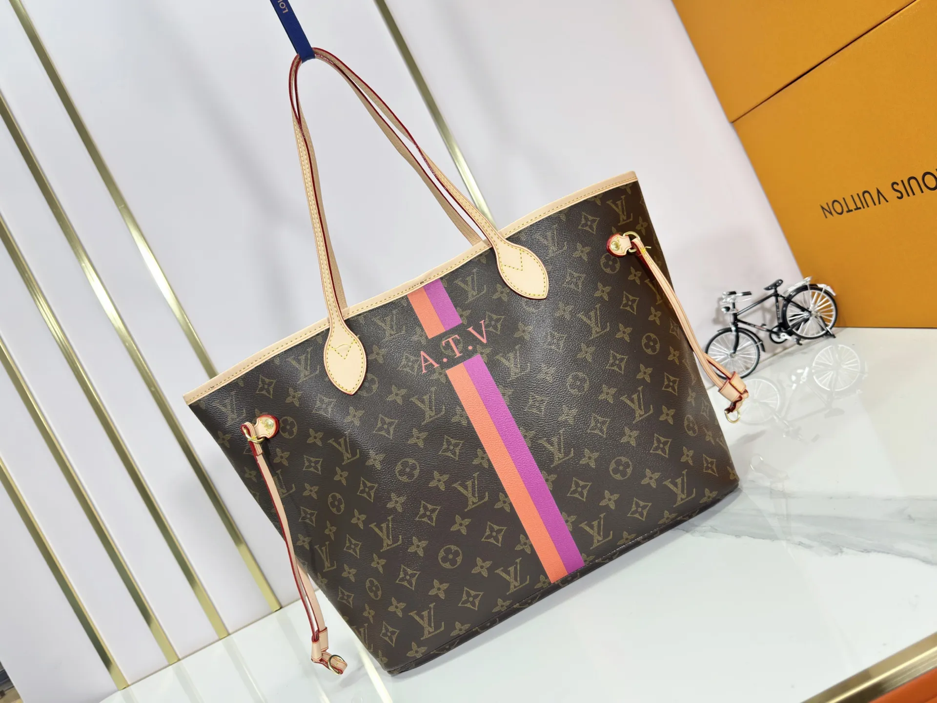 P240 Upgraded original M13758 M14210 M45686 M46649 M58907 M13675 M40995 This Neverfull medium handbag uses embossing and printing processes to depict the Monogram pattern on the cow leather. Tighten the side straps and the tote instantly transforms into an elegant urban handbag; the long handle makes it easy to carry over the shoulder or elbow. 31.0 x 28.0 x 14.0 cm (length x height x width)