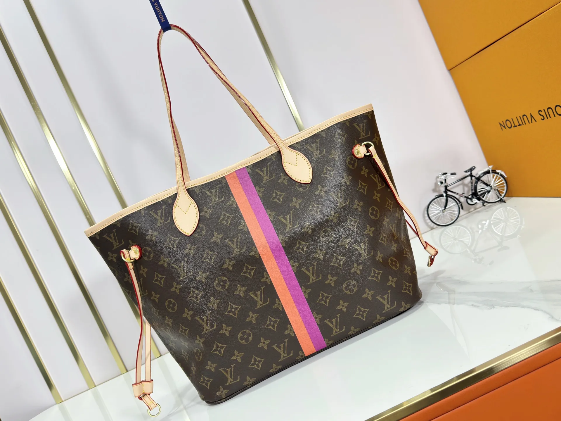 P240 Upgraded original M13758 M14210 M45686 M46649 M58907 M13675 M40995 This Neverfull medium handbag uses embossing and printing processes to depict the Monogram pattern on the cow leather. Tighten the side straps and the tote instantly transforms into an elegant urban handbag; the long handle makes it easy to carry over the shoulder or elbow. 31.0 x 28.0 x 14.0 cm (length x height x width)