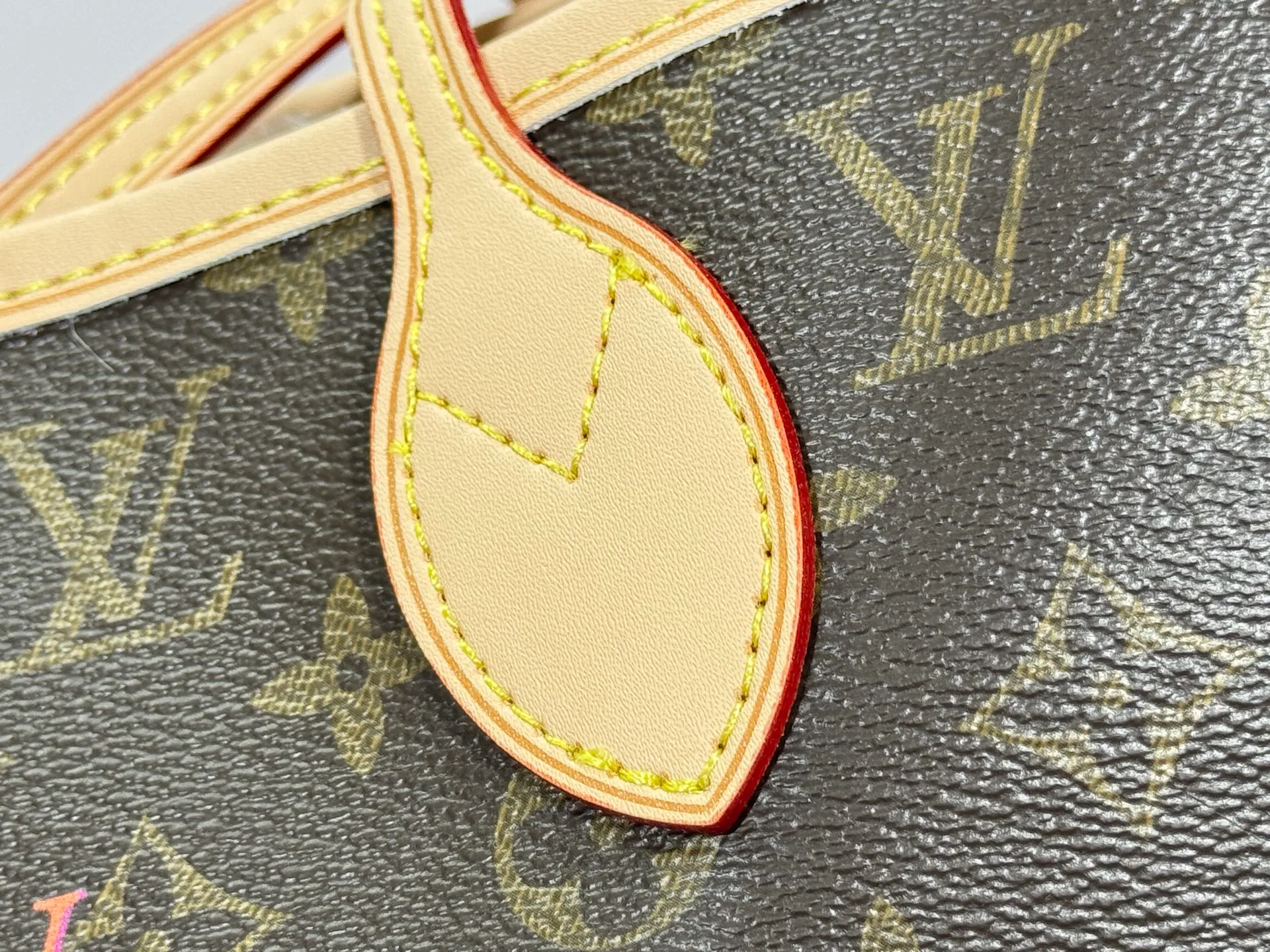 P240 Upgraded original M13758 M14210 M45686 M46649 M58907 M13675 M40995 This Neverfull medium handbag uses embossing and printing processes to depict the Monogram pattern on the cow leather. Tighten the side straps and the tote instantly transforms into an elegant urban handbag; the long handle makes it easy to carry over the shoulder or elbow. 31.0 x 28.0 x 14.0 cm (length x height x width)