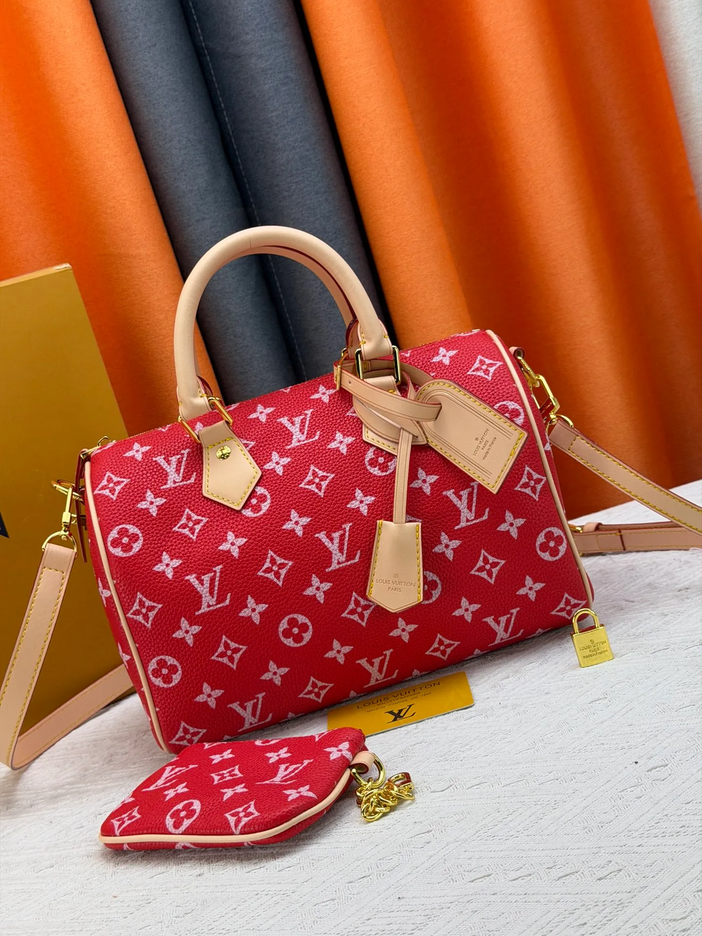 P270 Upgraded original version (with pebbled leather) M13902 M24423 M24424 M24425 M24426 M24443 M11561 M11562 M13912 Speedy Bandoulière 25 handbag is made of cow leather, showing a unique sun-kissed gradient effect. A perfect everyday choice, the Speedy comes with a removable leather storage bag lined with luxurious sheepskin leather. The double handle design combined with the adjustable and detachable shoulder strap provides a variety of carrying methods to easily cope with different occasions. Dimensions: 25.0 x 15.0 x 15.0 cm (length x height x width)