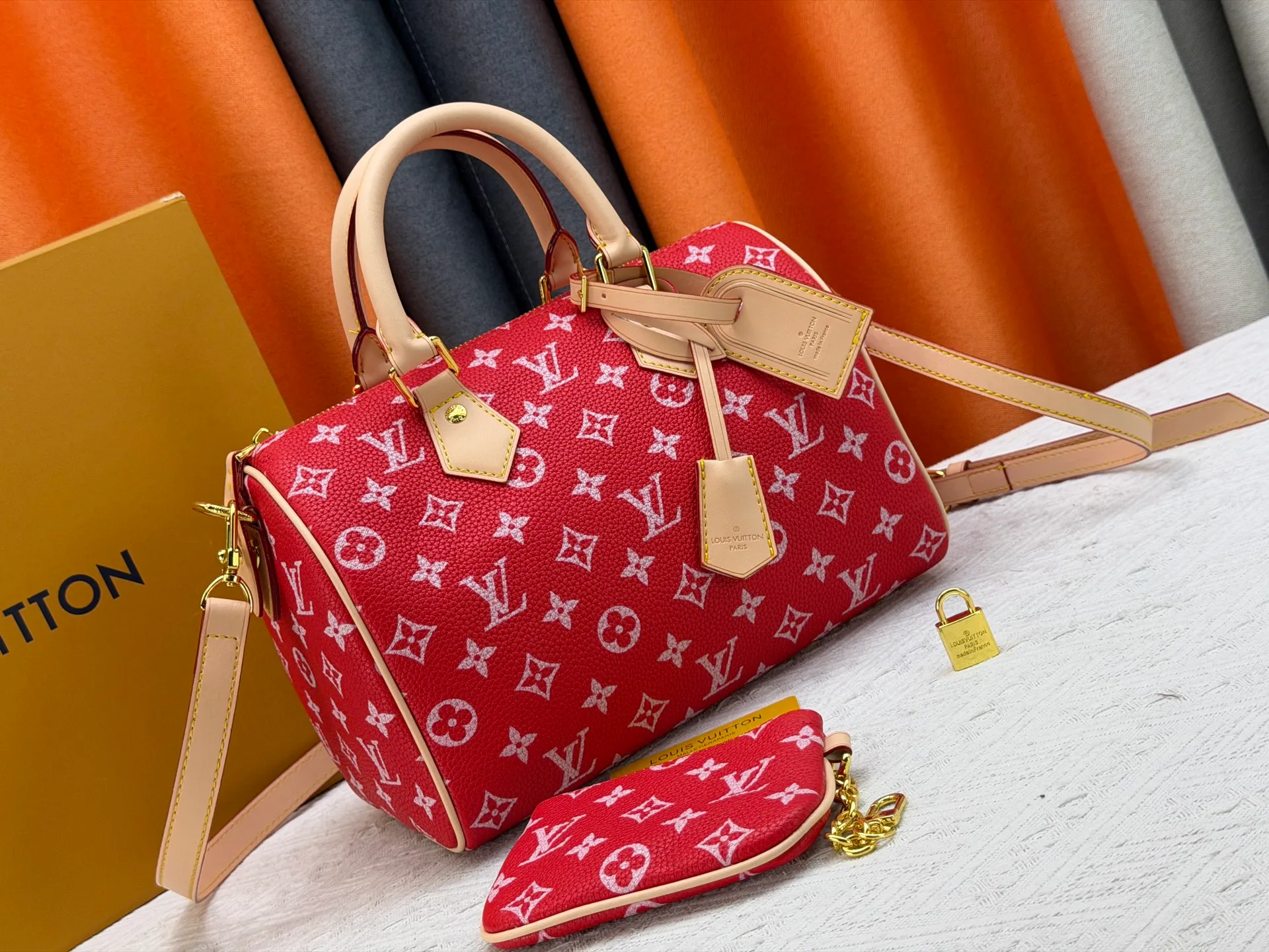 P270 Upgraded original version (with pebbled leather) M13902 M24423 M24424 M24425 M24426 M24443 M11561 M11562 M13912 Speedy Bandoulière 25 handbag is made of cow leather, showing a unique sun-kissed gradient effect. A perfect everyday choice, the Speedy comes with a removable leather storage bag lined with luxurious sheepskin leather. The double handle design combined with the adjustable and detachable shoulder strap provides a variety of carrying methods to easily cope with different occasions. Dimensions: 25.0 x 15.0 x 15.0 cm (length x height x width)