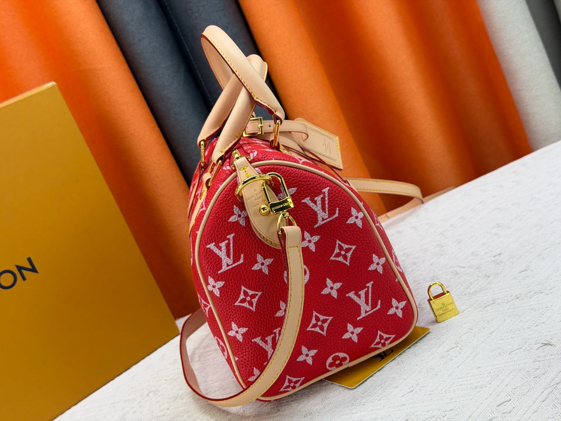 P270 Upgraded original version (with pebbled leather) M13902 M24423 M24424 M24425 M24426 M24443 M11561 M11562 M13912 Speedy Bandoulière 25 handbag is made of cow leather, showing a unique sun-kissed gradient effect. A perfect everyday choice, the Speedy comes with a removable leather storage bag lined with luxurious sheepskin leather. The double handle design combined with the adjustable and detachable shoulder strap provides a variety of carrying methods to easily cope with different occasions. Dimensions: 25.0 x 15.0 x 15.0 cm (length x height x width)