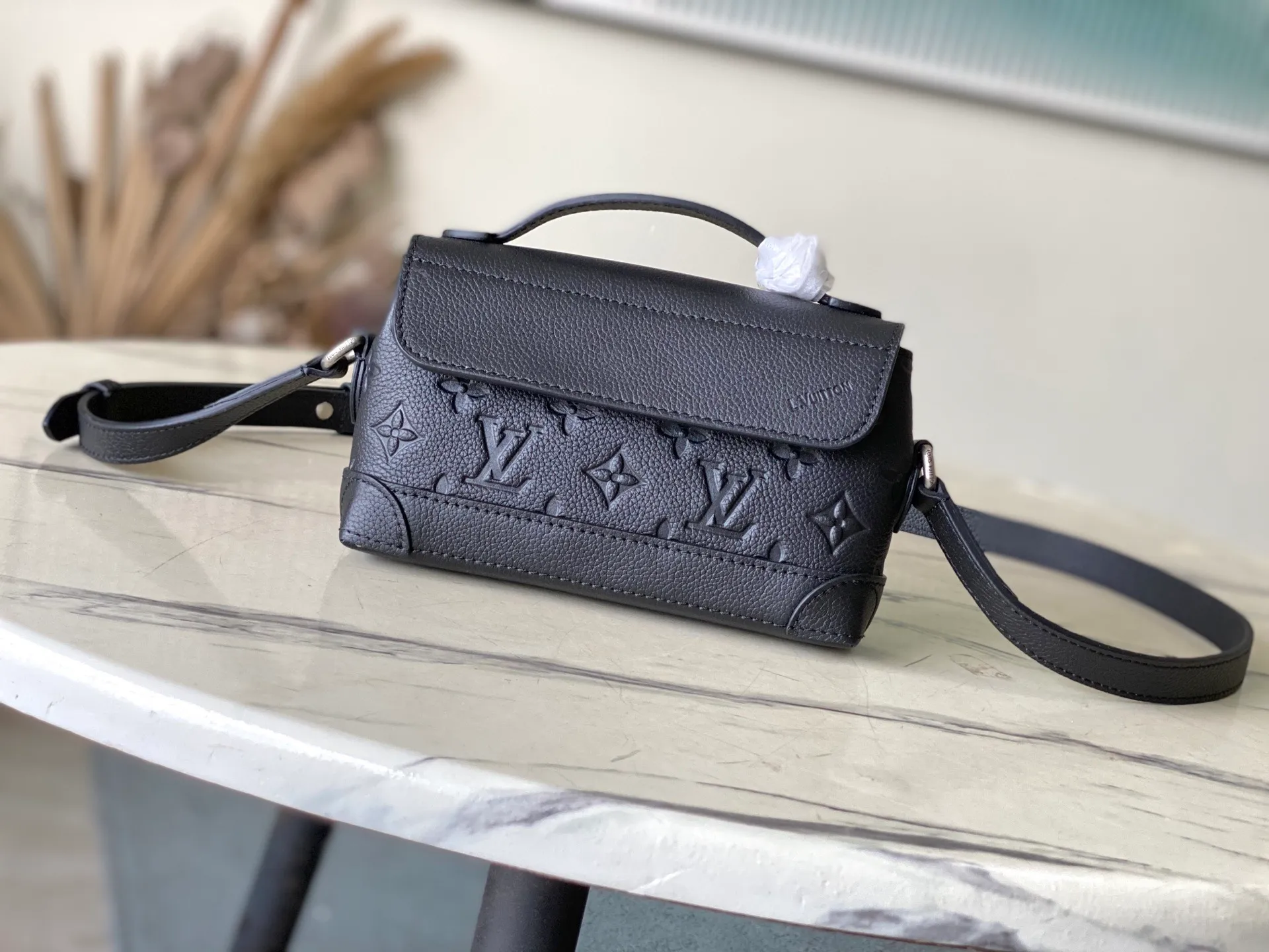 💰780 (top layer leather) top original order M13888 This Steamer East West mini handbag is made of Monogram embossed Taurillon cow leather in a horizontal configuration, highlighting the classic design of the Steamer series. A flap closure, unique reinforced corners, and a top handle add to the refined details. Equipped with an adjustable shoulder strap, it can be worn as a cross-body or hand-held bag at will. Dimensions: 20 × 11 × 5 cm