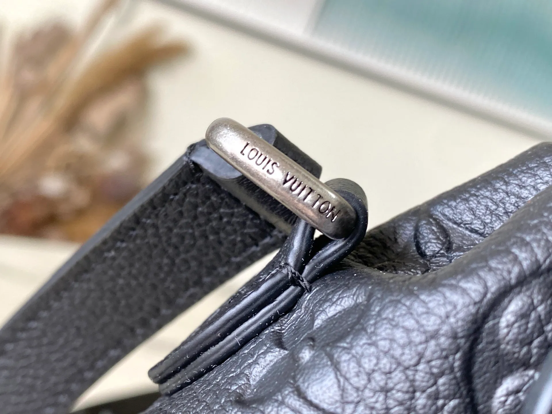 💰780 (top layer leather) top original order M13888 This Steamer East West mini handbag is made of Monogram embossed Taurillon cow leather in a horizontal configuration, highlighting the classic design of the Steamer series. A flap closure, unique reinforced corners, and a top handle add to the refined details. Equipped with an adjustable shoulder strap, it can be worn as a cross-body or hand-held bag at will. Dimensions: 20 × 11 × 5 cm
