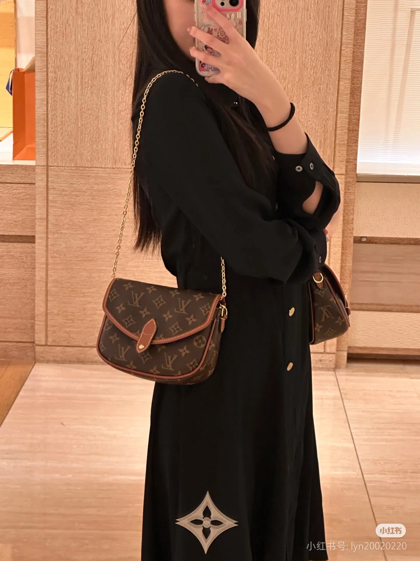 Batch 280💰Upgraded original M26592 2025 autumn and winter new Duo BB handbag with a new silhouette, blending chic design with modern style. This fun accessory reinterprets the Saumur bag's classic shape in the brand's signature Monogram canvas with contrasting calfskin trim and an adjustable shoulder strap. It can be worn around the waist, with two compartments on either side of the hip, or it can be split into two separate handbags. Metal parts add a refined touch. Dimensions: 19 x 14 x 6 (cm) ((length x height x width)
