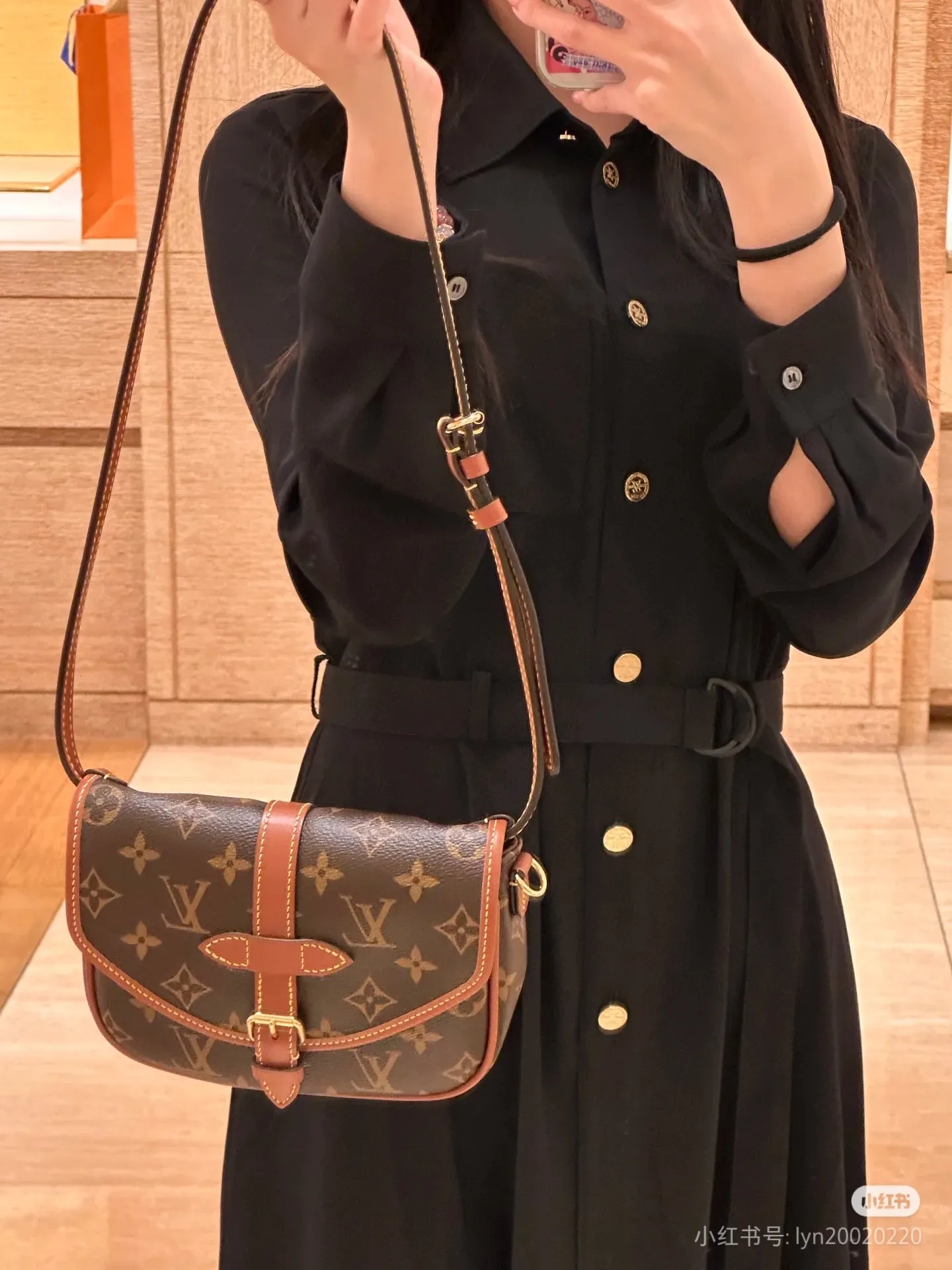 Batch 280💰Upgraded original M26592 2025 autumn and winter new Duo BB handbag with a new silhouette, blending chic design with modern style. This fun accessory reinterprets the Saumur bag's classic shape in the brand's signature Monogram canvas with contrasting calfskin trim and an adjustable shoulder strap. It can be worn around the waist, with two compartments on either side of the hip, or it can be split into two separate handbags. Metal parts add a refined touch. Dimensions: 19 x 14 x 6 (cm) ((length x height x width)