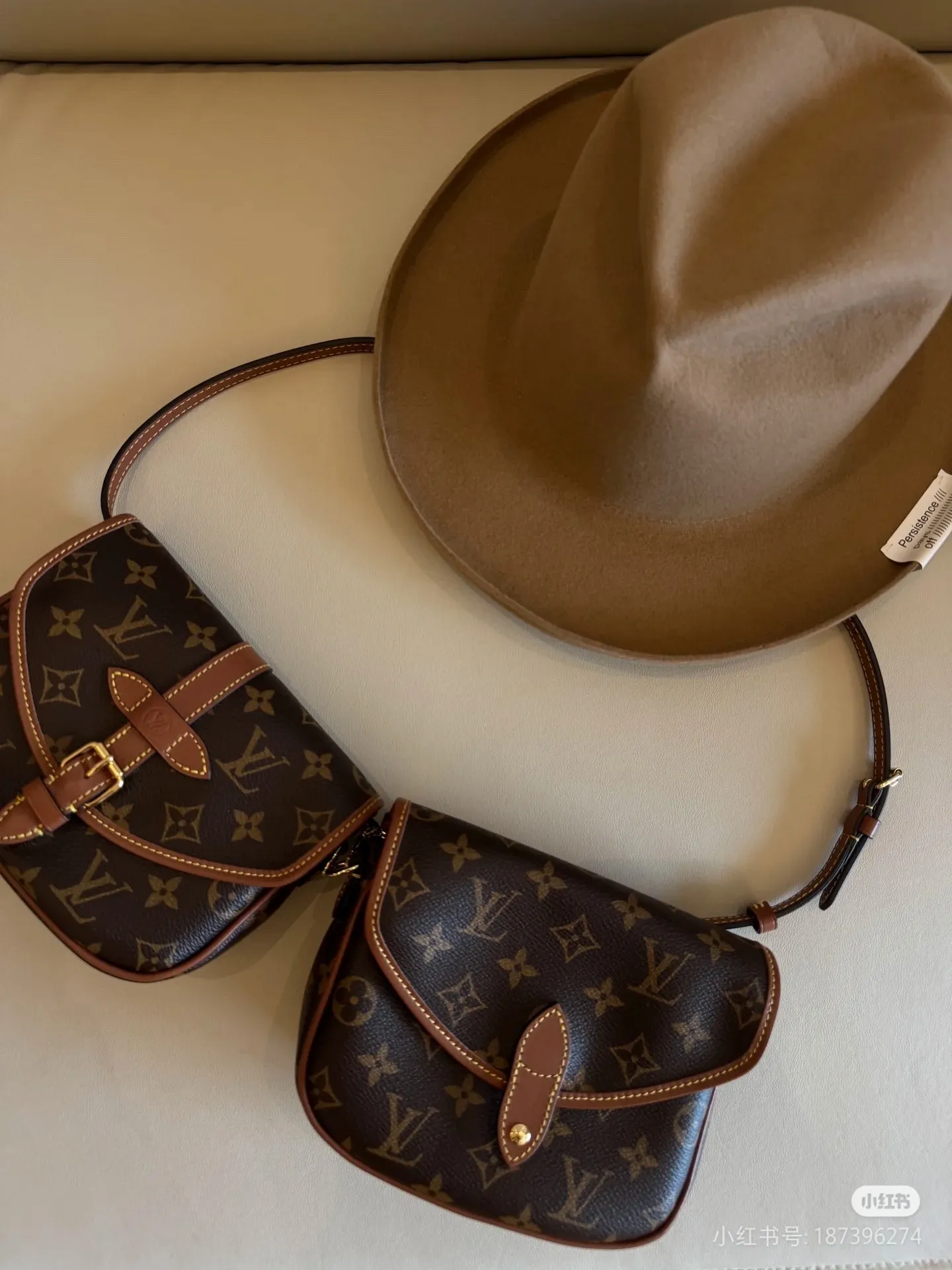 Batch 280💰Upgraded original M26592 2025 autumn and winter new Duo BB handbag with a new silhouette, blending chic design with modern style. This fun accessory reinterprets the Saumur bag's classic shape in the brand's signature Monogram canvas with contrasting calfskin trim and an adjustable shoulder strap. It can be worn around the waist, with two compartments on either side of the hip, or it can be split into two separate handbags. Metal parts add a refined touch. Dimensions: 19 x 14 x 6 (cm) ((length x height x width)