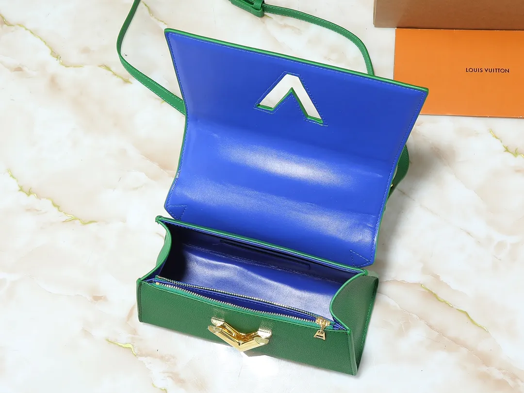 💰320💰Upgraded original version Upgraded original version M57214 M57093 M57096 Louis Vuitton launches the Twist One Handle small handbag, made of Taurillon leather with colorful leather lining and integrated with the iconic LV Twist twist lock. The top handle and detachable shoulder strap allow for hand, shoulder or cross-body wear. Taurillon leather Taurillon leather trim Cow leather lining Metal hardware Variant LV Twist twist-lock patch pocket Zippered pocket Patch pocket with removable mirror Shoulder strap: Removable, adjustable Strap Half-length: 34.5 cm Strap half-length adjustable to: 56.5 cm Handle: Single handle, Dimensions: 25x17x11