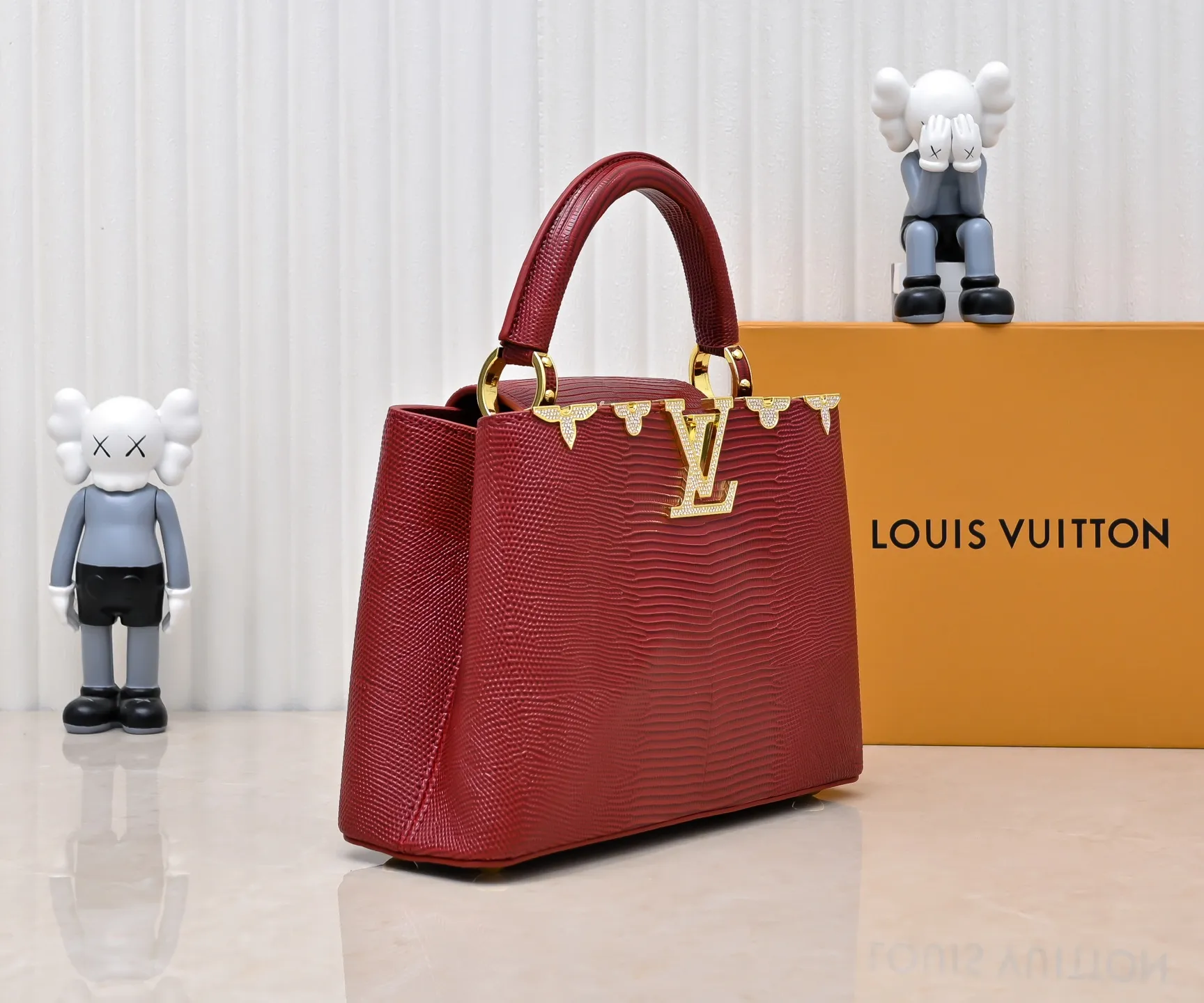 Top original P440 Guangzhou-made M12297 maroon lizard skin with gold and diamond corolla 🔺This CapucinesBB handbag exquisitely combines the elegant lizard skin outer layer, delicate sheepskin lining and Yingze metal parts. The iconic flap achieves two styles. The LV logo can be read on the inside and Monogram flowers bloom on the outside. It lights up an eye-catching corner for evening occasions and adds a personalized atmosphere to the wardrobe. Shine gorgeous style in day and night occasions.  Detailed features 27 x 18 x 9 cm (length x height x width)