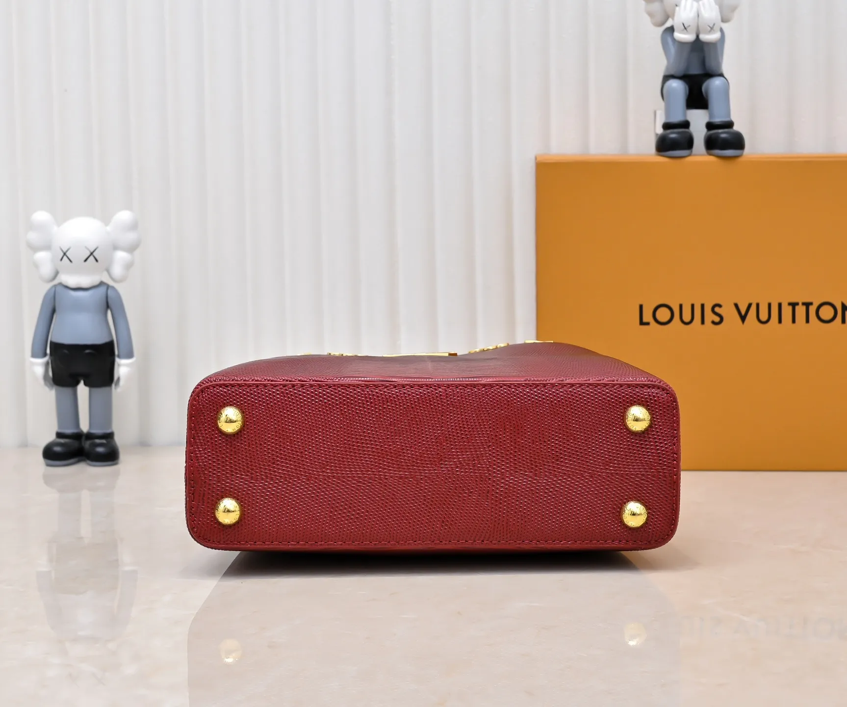Top original P440 Guangzhou-made M12297 maroon lizard skin with gold and diamond corolla 🔺This CapucinesBB handbag exquisitely combines the elegant lizard skin outer layer, delicate sheepskin lining and Yingze metal parts. The iconic flap achieves two styles. The LV logo can be read on the inside and Monogram flowers bloom on the outside. It lights up an eye-catching corner for evening occasions and adds a personalized atmosphere to the wardrobe. Shine gorgeous style in day and night occasions.  Detailed features 27 x 18 x 9 cm (length x height x width)