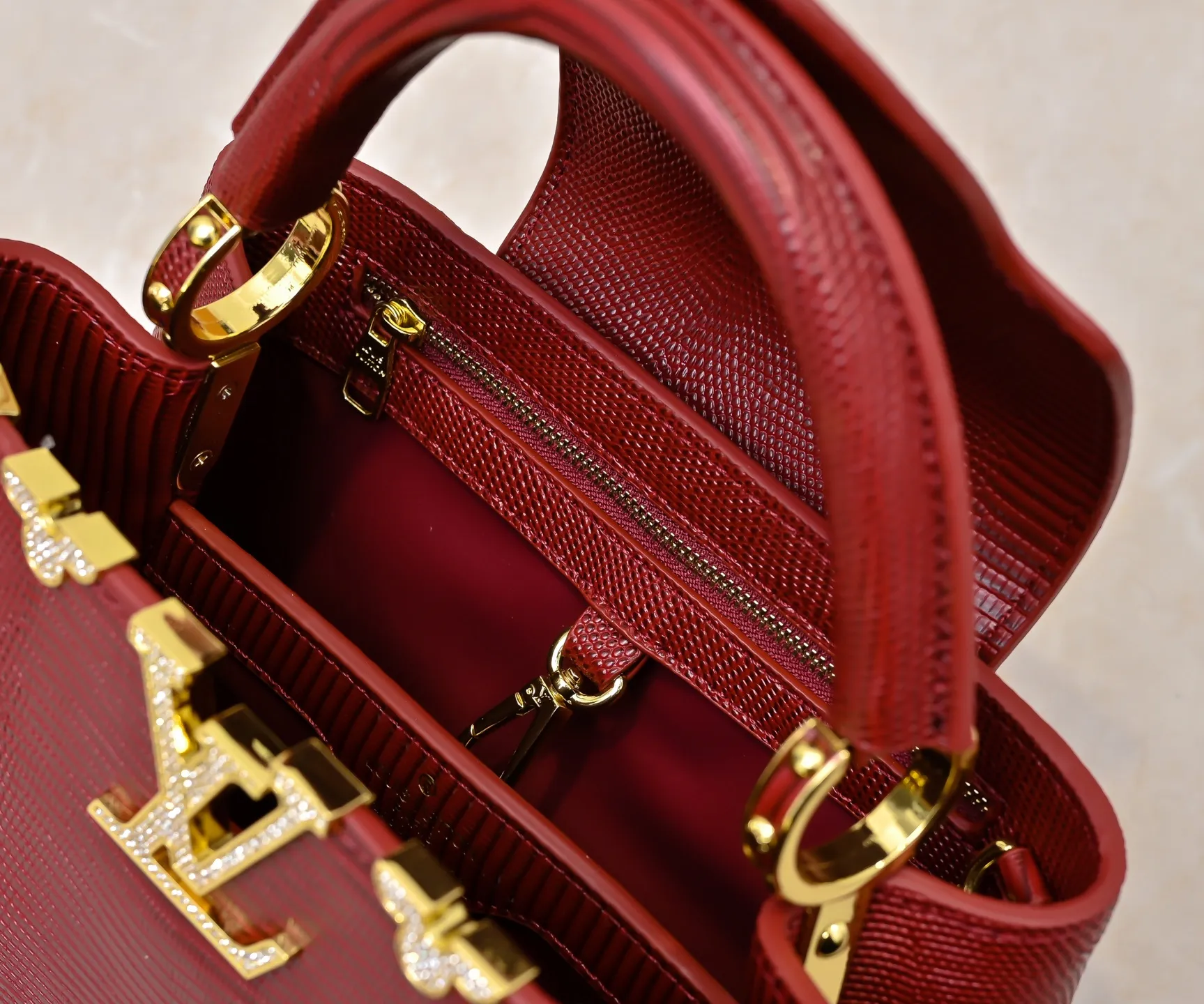 Top original P440 Guangzhou-made M12297 maroon lizard skin with gold and diamond corolla 🔺This CapucinesBB handbag exquisitely combines the elegant lizard skin outer layer, delicate sheepskin lining and Yingze metal parts. The iconic flap achieves two styles. The LV logo can be read on the inside and Monogram flowers bloom on the outside. It lights up an eye-catching corner for evening occasions and adds a personalized atmosphere to the wardrobe. Shine gorgeous style in day and night occasions.  Detailed features 27 x 18 x 9 cm (length x height x width)