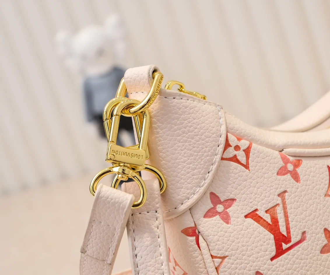 💰260💰Upgraded original M46735 M46002 new full leather embossed silk screen This Bagatelle handbag uses Monogram Empreinte leather to release summer style. Gradient oil paint delicately constructs the classic Monogram pattern, highlighting the brand's craftsmanship. The handle and adjustable shoulder strap are both removable. Dimensions: 24.0 x 18.0 x 7.0 cm (length x height x width)