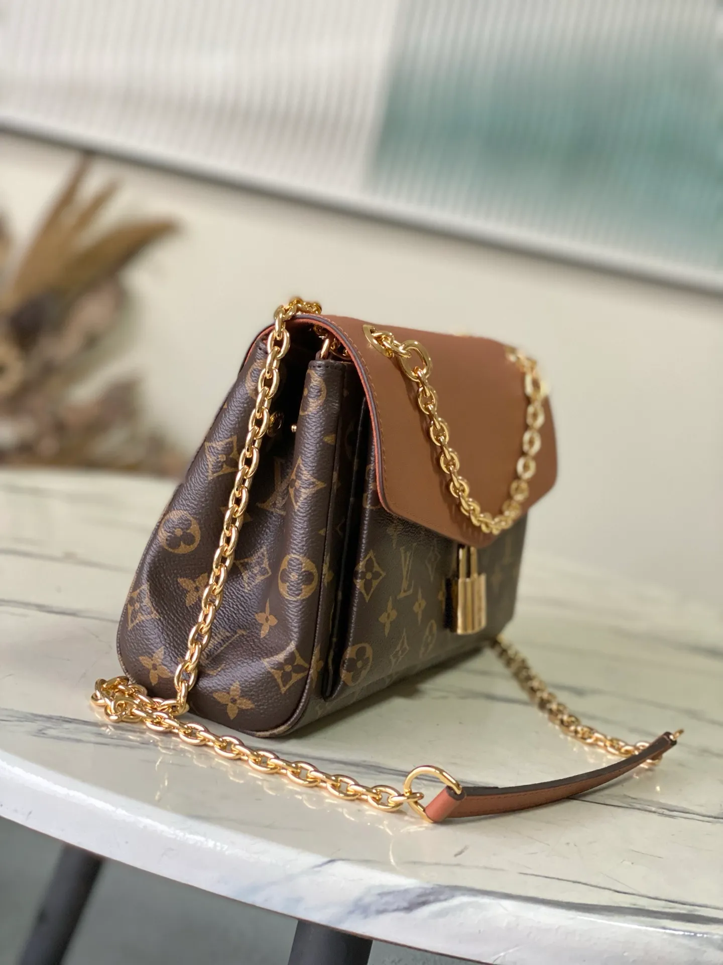 💰820 Top original order M27065 Brown large Saint-Germain PM handbag comes from the elegant Paris neighborhood. She is known by this name as an inspiration. This elegant single-frame canvas and leather model features a gold-tone chain and iconic LV padlock, a nod to Louis Vuitton's historic suitcases. The size is ideal for all essentials. With the external drawer, cards or keys can be taken with you wherever you go. The chain can be worn diagonally across the body or over the shoulder, and the bag can also be carried in the hand. Dimensions: 30.5 x 21 x 12.5 cm