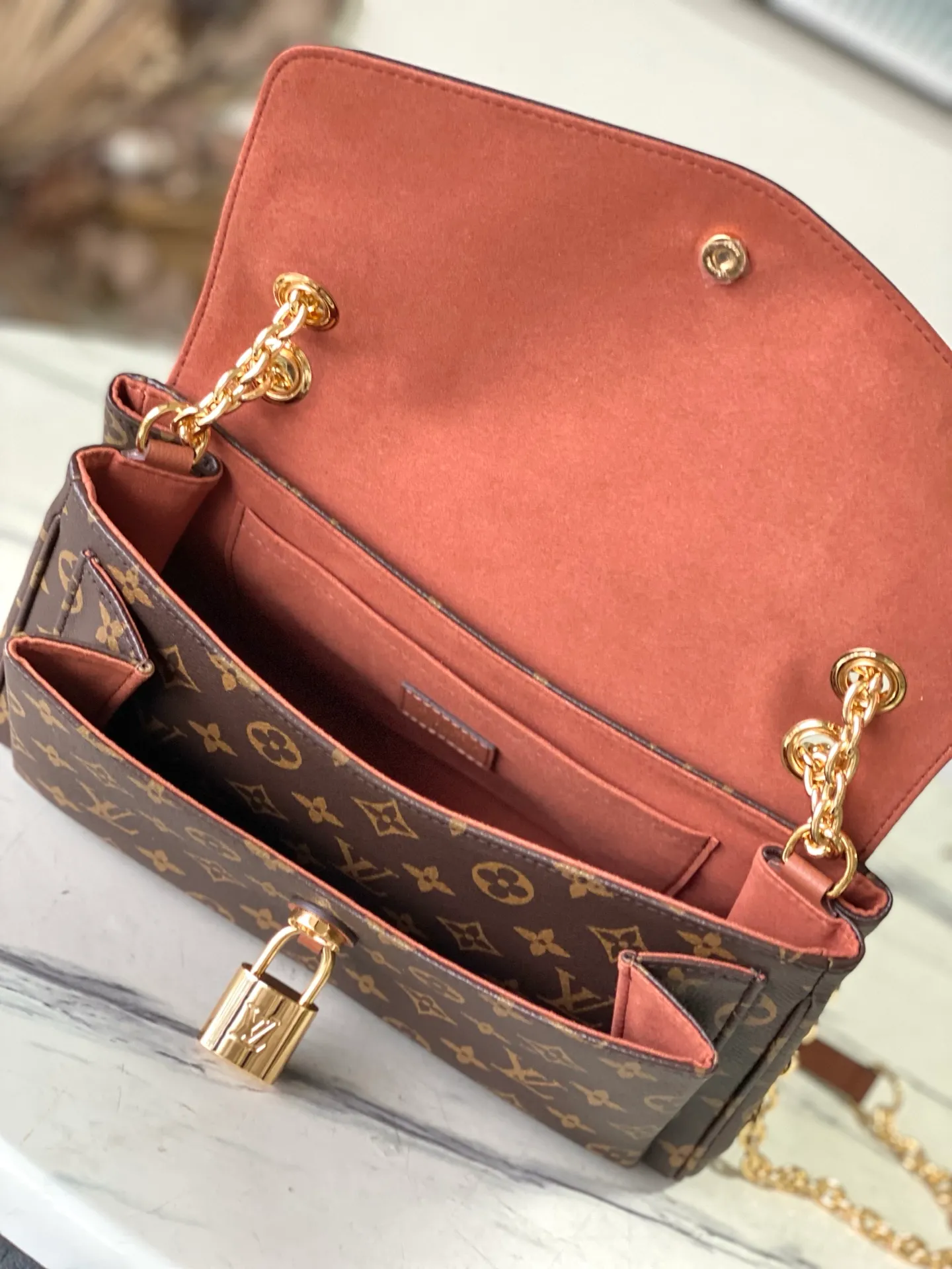 💰820 Top original order M27065 Brown large Saint-Germain PM handbag comes from the elegant Paris neighborhood. She is known by this name as an inspiration. This elegant single-frame canvas and leather model features a gold-tone chain and iconic LV padlock, a nod to Louis Vuitton's historic suitcases. The size is ideal for all essentials. With the external drawer, cards or keys can be taken with you wherever you go. The chain can be worn diagonally across the body or over the shoulder, and the bag can also be carried in the hand. Dimensions: 30.5 x 21 x 12.5 cm