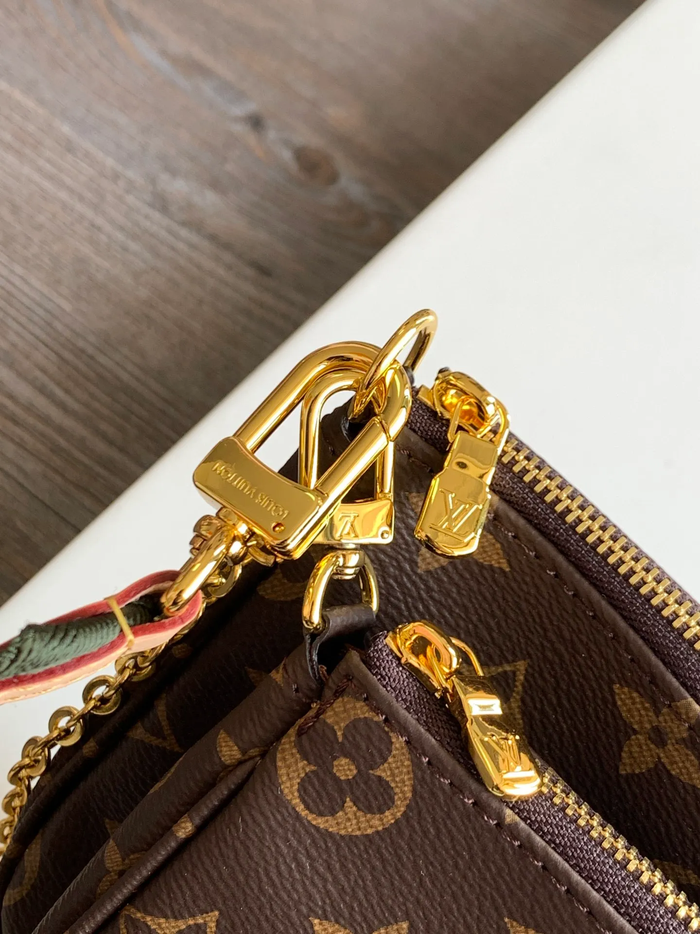 Factory price 460 core-changing chip [Top original order] [M44813 green/M44840 pink/M44823. Multi Pochette Accessories handbags are made of Monogram canvas to form a dynamic three-piece design, and are equipped with multiple pockets and compartments. Adjustable gold-tone chain and Louis Vuitton monogram jacquard shoulder strap for cross-body wear Monogram coated canvas Natural cowhide leather trim Textile lining Gold-tone hardware Adjustable shoulder strap for shoulder or cross-body wear Detachable chain shoulder strap with D-ring 24.0 x 16.0 x 6.0 cm (L x H x W)