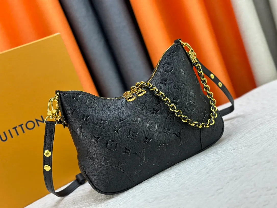 P220 Upgraded original M12930 M45832 M45831 Chain bag croissant series KOREA PRE-LAUNCH handbag This season's Boulogne bag uses Monogram Amprent leather material to reinterpret a symbolic design that can be used in multiple ways. Like existing designs made of canvas, various styles of items can be produced. Internal flat pocket that can store large-sized smartphones. A new version with a braided chain woven with gold hardware that creates a high-class and strong atmosphere. 16 x 9.5 x 29 cm.