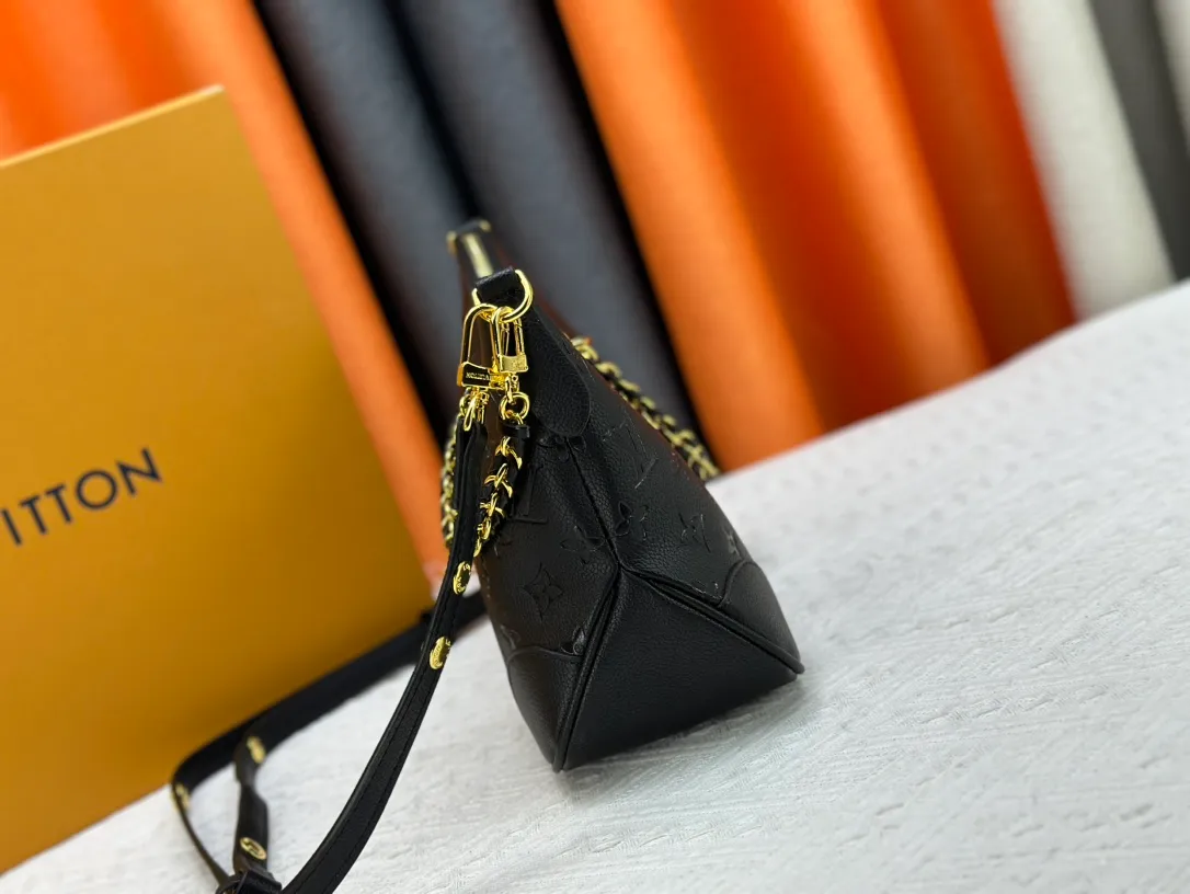 P220 Upgraded original M12930 M45832 M45831 Chain bag croissant series KOREA PRE-LAUNCH handbag This season's Boulogne bag uses Monogram Amprent leather material to reinterpret a symbolic design that can be used in multiple ways. Like existing designs made of canvas, various styles of items can be produced. Internal flat pocket that can store large-sized smartphones. A new version with a braided chain woven with gold hardware that creates a high-class and strong atmosphere. 16 x 9.5 x 29 cm.