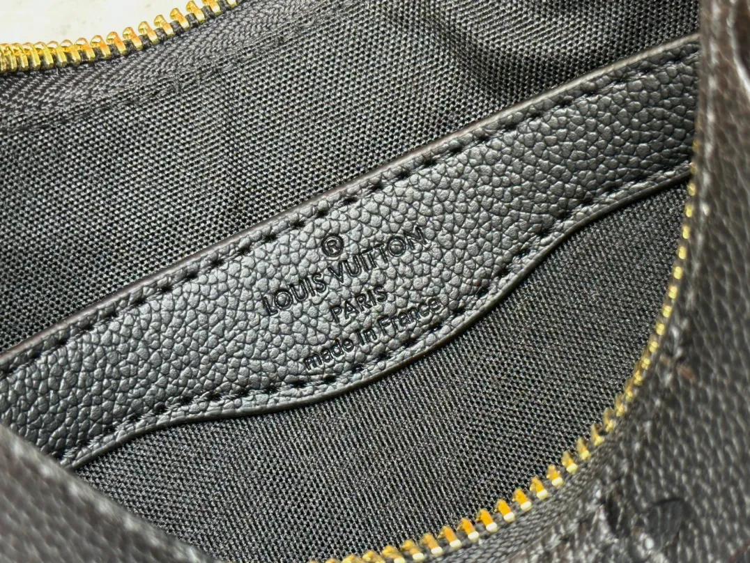 P220 Upgraded original M12930 M45832 M45831 Chain bag croissant series KOREA PRE-LAUNCH handbag This season's Boulogne bag uses Monogram Amprent leather material to reinterpret a symbolic design that can be used in multiple ways. Like existing designs made of canvas, various styles of items can be produced. Internal flat pocket that can store large-sized smartphones. A new version with a braided chain woven with gold hardware that creates a high-class and strong atmosphere. 16 x 9.5 x 29 cm.