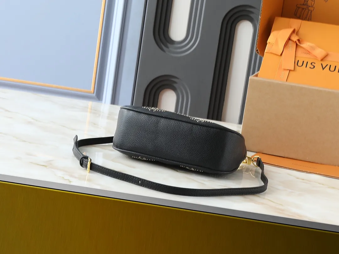 💰240💰Upgraded from the original M46735 M46002. This Bagatelle handbag uses Monogram Empreinte leather to release a rock and roll style. Dazzling studs delicately create the classic Monogram pattern, highlighting the brand's craftsmanship. The handle and adjustable shoulder strap are both removable. Dimensions: 24.0 x 18.0 x 7.0 cm (length x height x width)