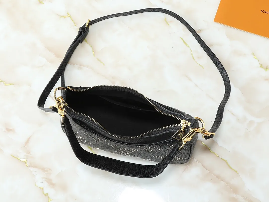 💰240💰Upgraded from the original M46735 M46002. This Bagatelle handbag uses Monogram Empreinte leather to release a rock and roll style. Dazzling studs delicately create the classic Monogram pattern, highlighting the brand's craftsmanship. The handle and adjustable shoulder strap are both removable. Dimensions: 24.0 x 18.0 x 7.0 cm (length x height x width)