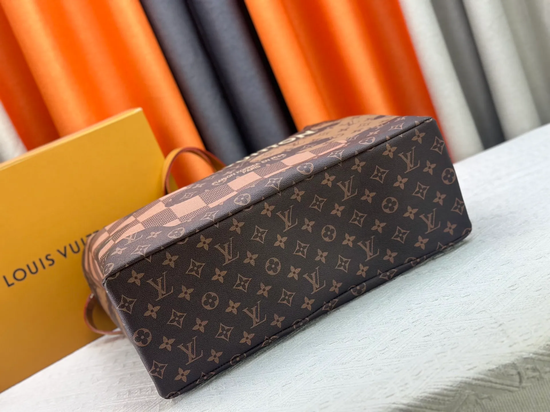 P300 M24457 presbyopic plaid purple. Grass green pink black orange blue green gray presbyopia plaid black crocodile pattern orange crocodile pattern 13 colors ✔️ This medium Shopper handbag draws inspiration from Louis Vuitton shopping bags, with the words Louis Vuitton and Maison Fondée En 1854 written on soft cow leather, with a top handle and a detachable shoulder strap. Dimensions: 42x34x16cm